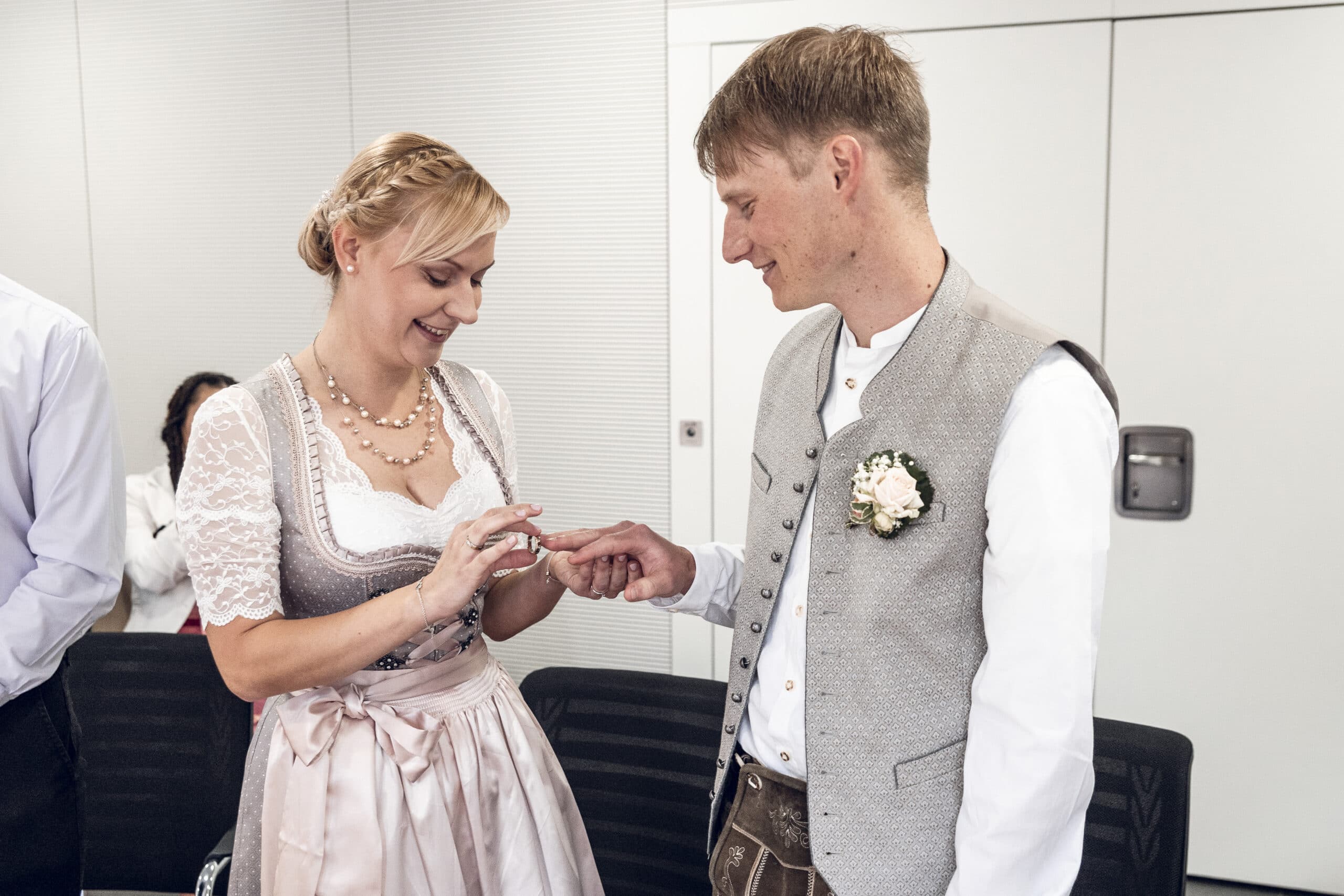 Die Braut steckt ihrem Bräutigam den Ring im Standesamt Aindling an.