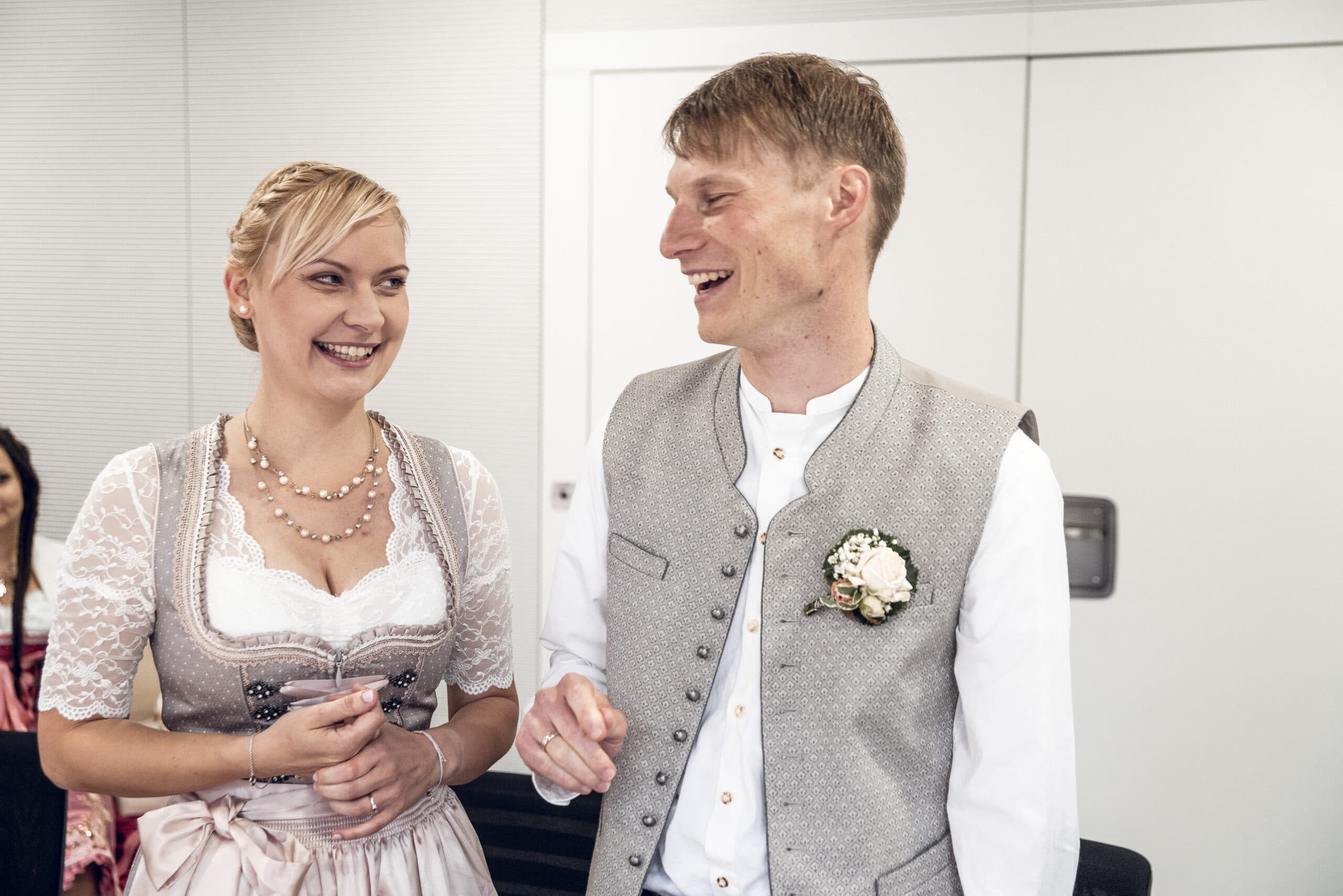 Das Brautpaar lacht während der Trauung im Standesamt Aindling.