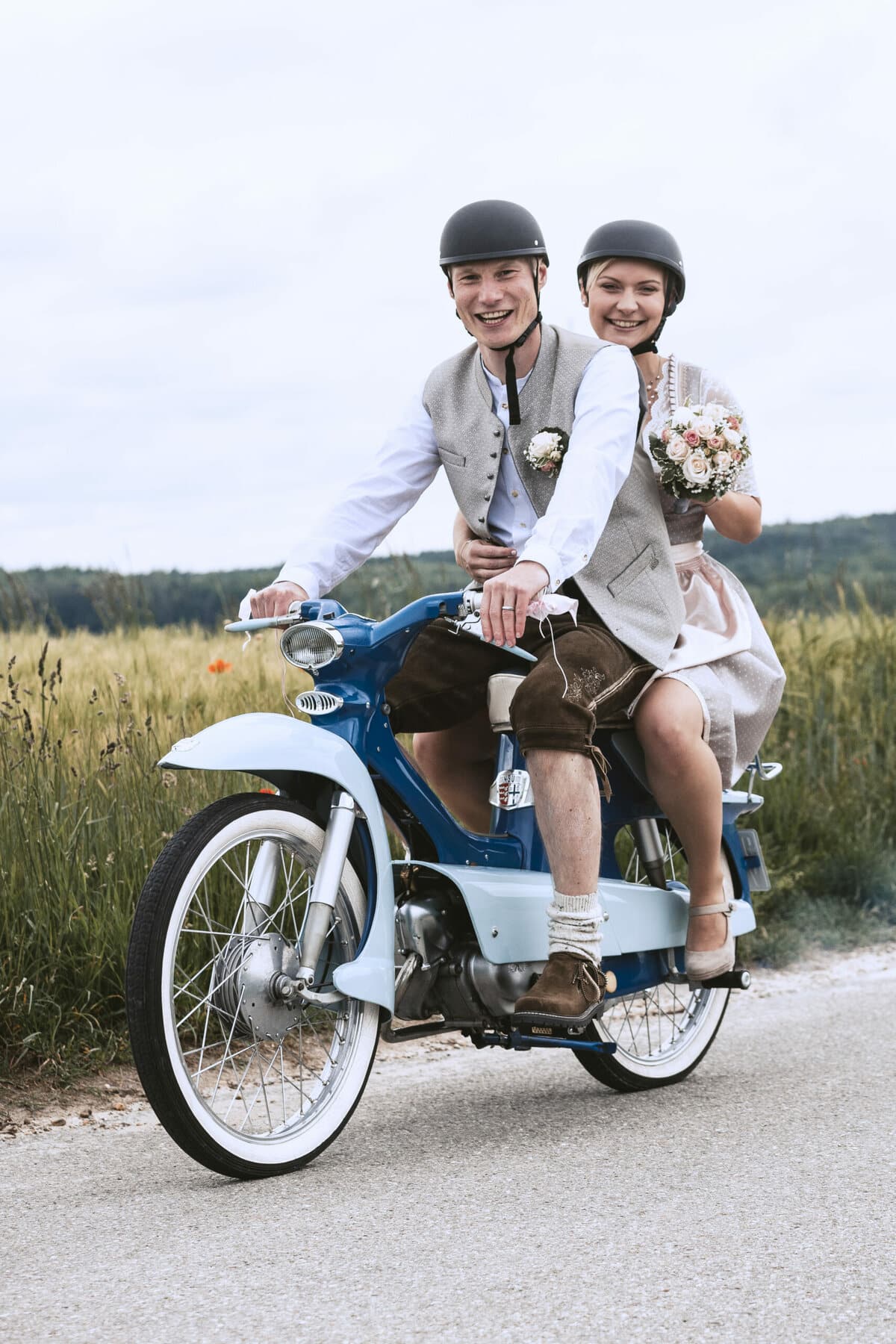 Das Brautpaar fährt mit dem Moped zum Standesamt in Aindling.