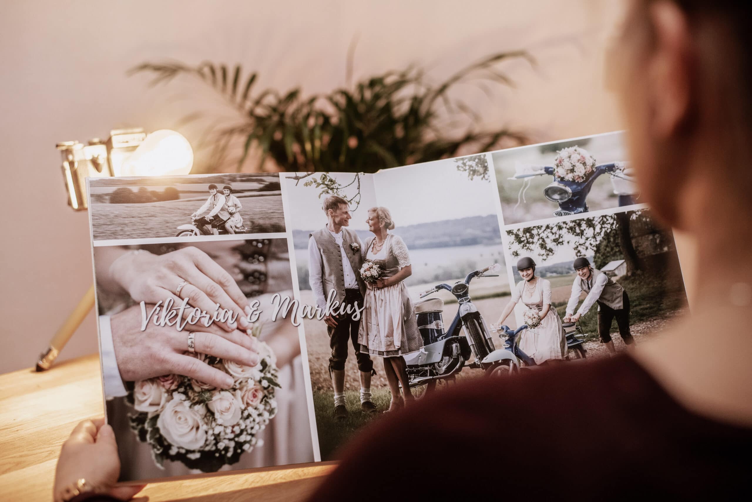 Das Fotobuch von der Hochzeit wird von der Braut betrachtet.