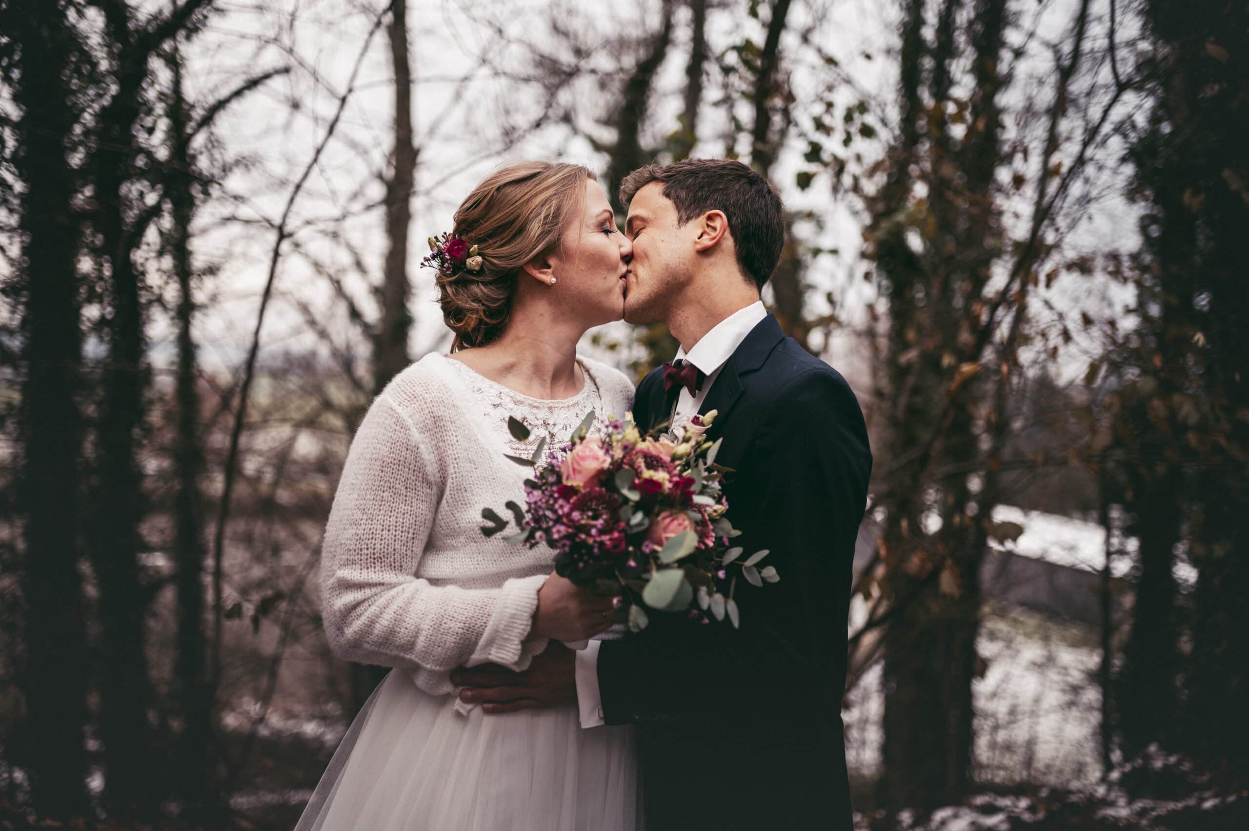 Das Brautpaar küsst sich beim Hochzeitsshooting am Kloster in Thierhaupten.