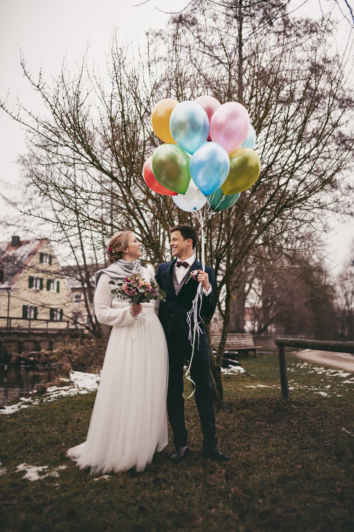 Das Brautpaar steht mit farbigen Luftballons in Thierhaupten.
