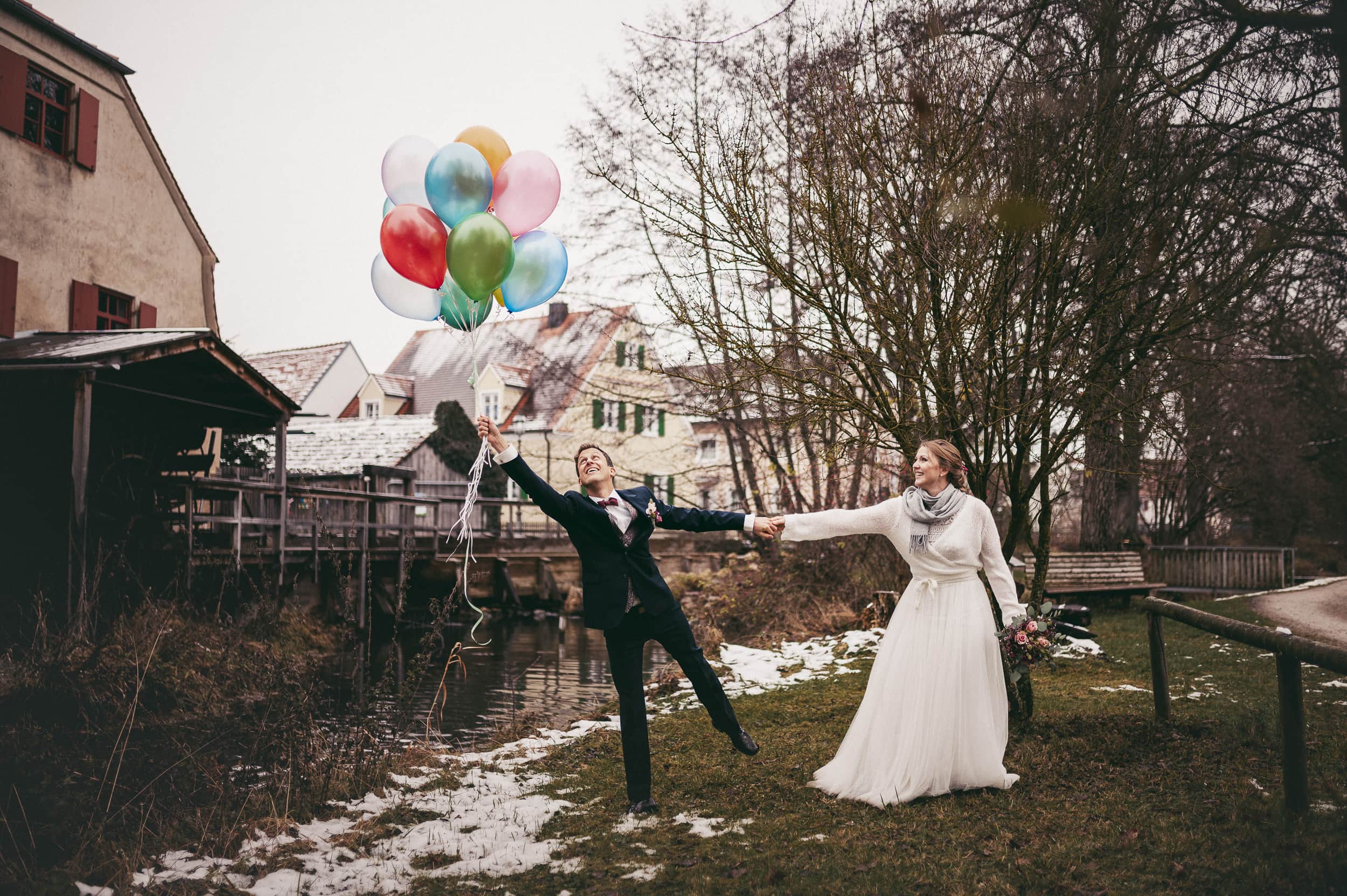 Lustiges Hochzeitsbild in Thierhaupten. Der Bräutigam ist kurz davor, mit den Luftballons wegzufliegen.