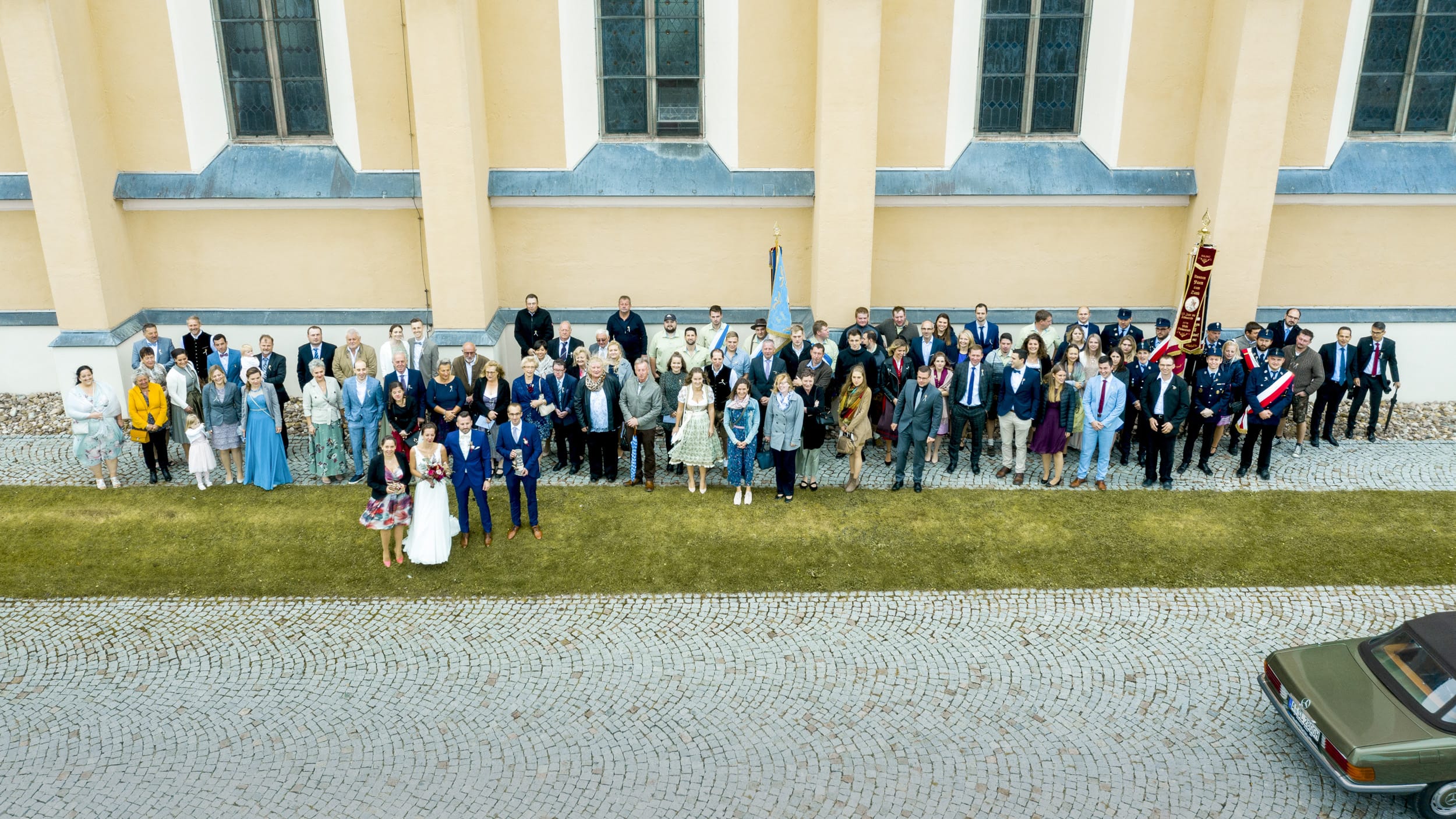 Das Gruppenbild der Hochzeitsgesellschaft, mit der Drohne vor der Kirche Aindling aufgenommen.