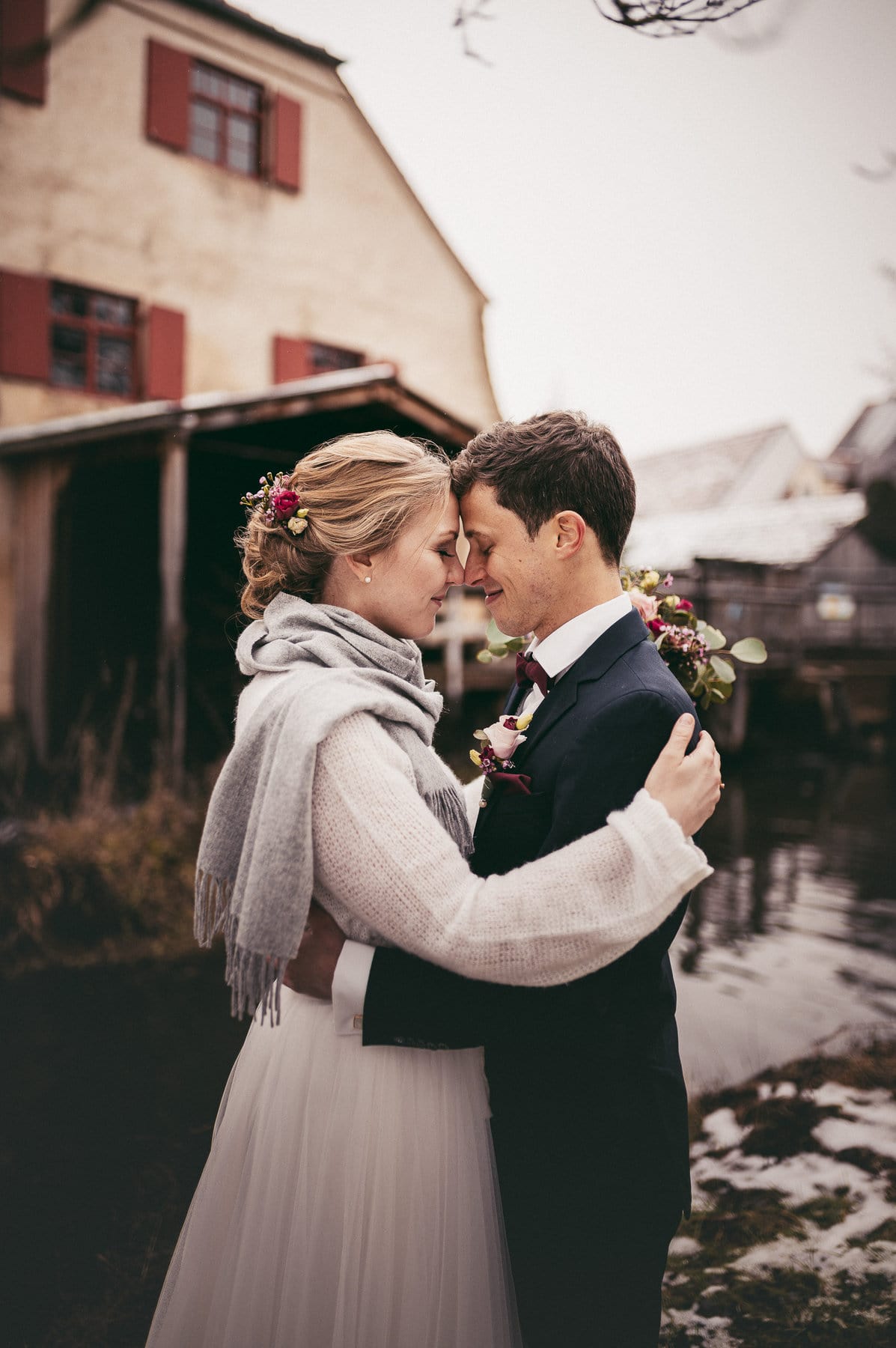 Das einfühlsame Brautpaar beim Hochzeitsshooting vor der Mühle in Thierhaupten.
