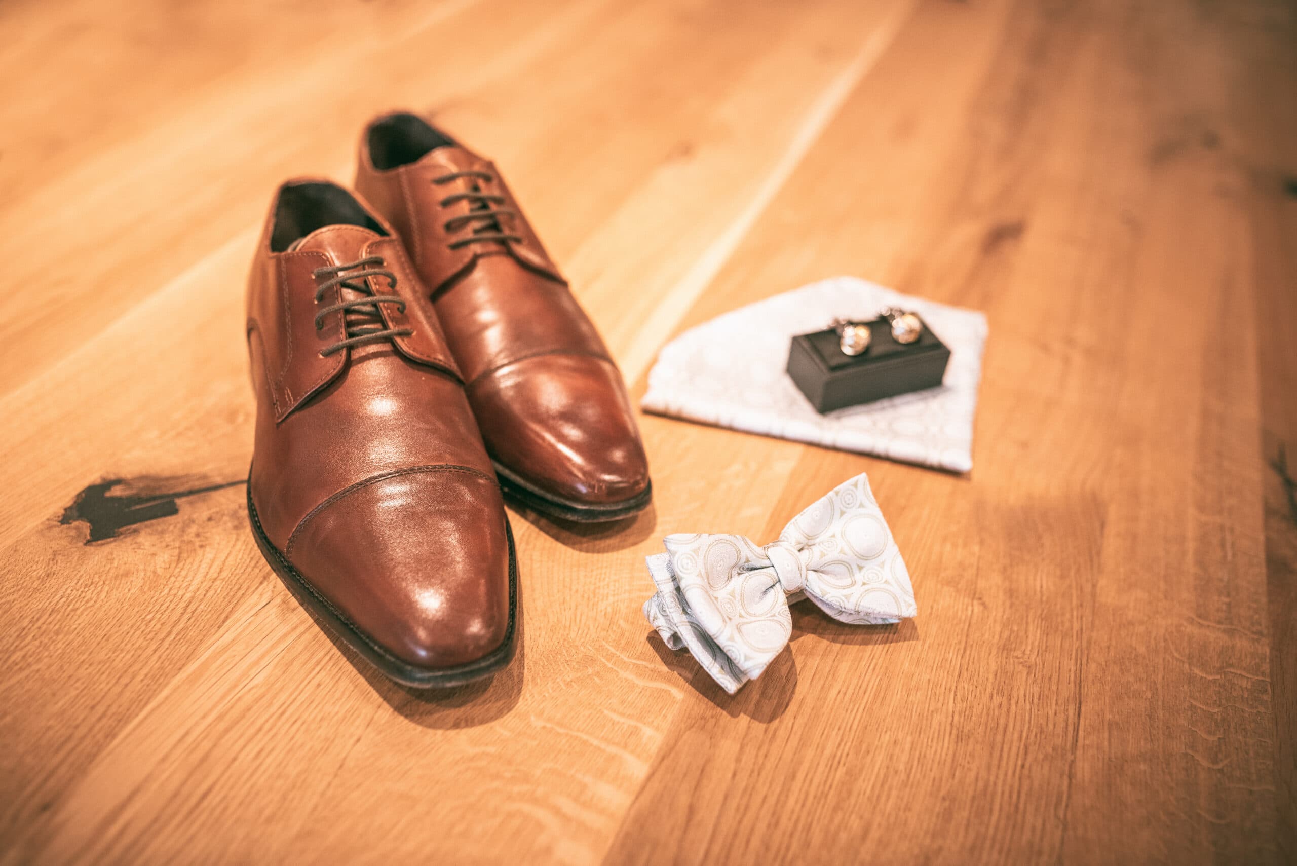 Die Schuhe und Accessoires des Bräutigams für den Hochzeitstag.