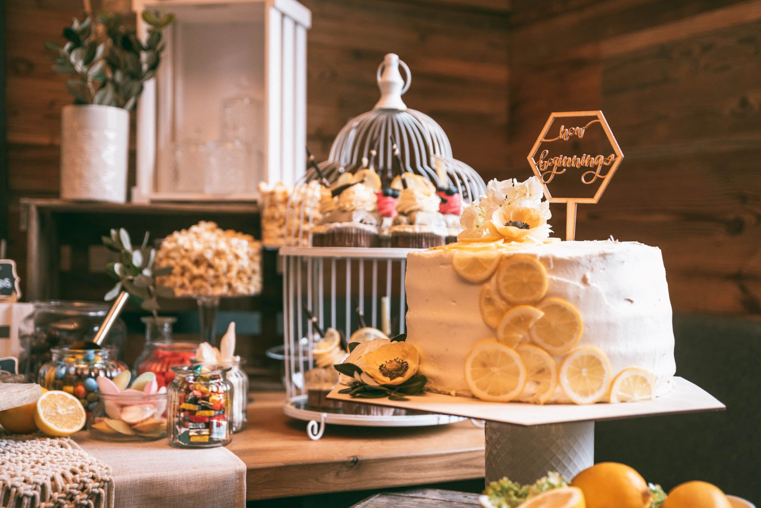 Eine Nahaufnahme der Hochzeitstorte, geschmückt mit Zitronen, bei der Candybar auf einer Hochzeit in Augsburg.