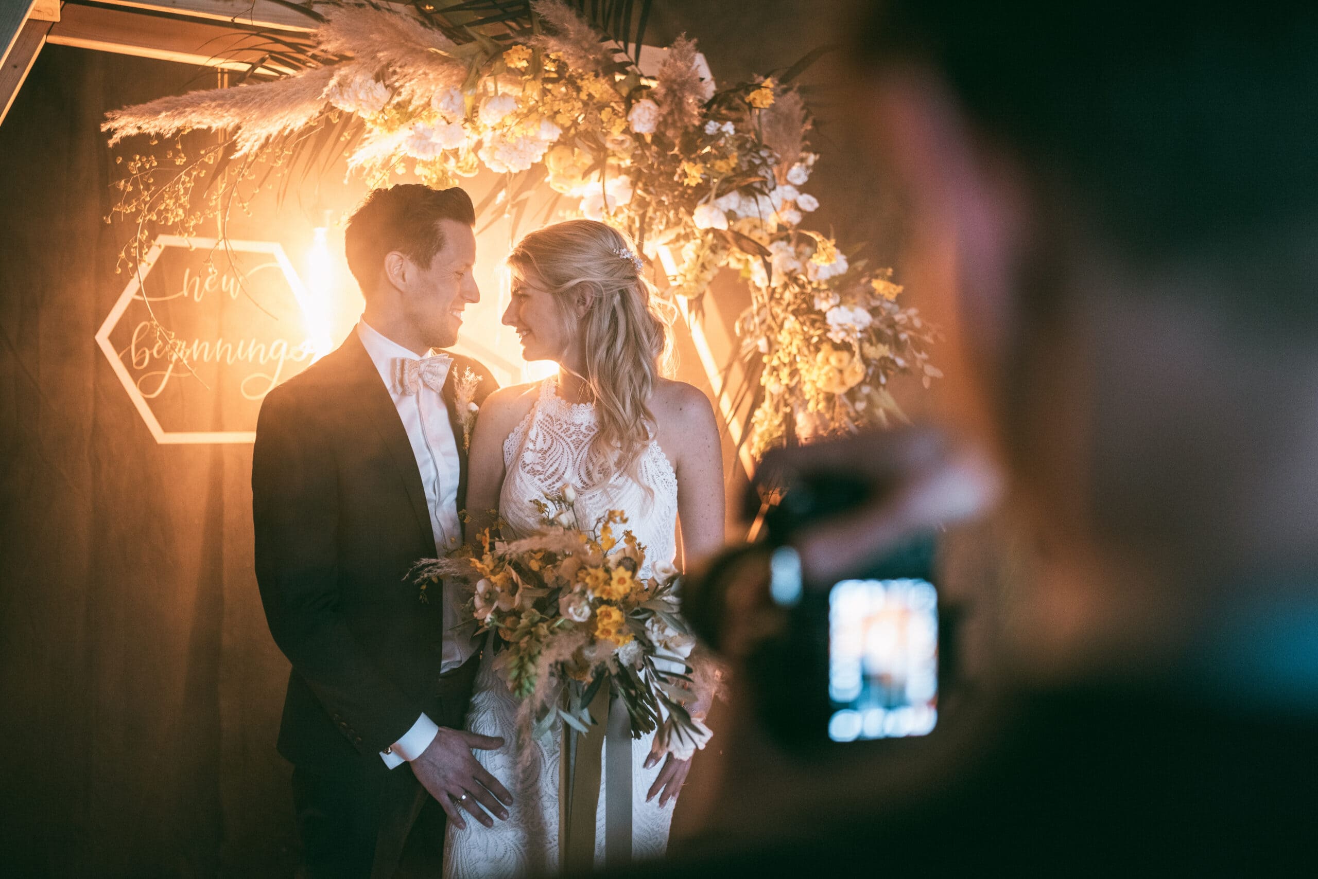 Der Fotograf fotografiert das Brautpaar auf der Hochzeit.