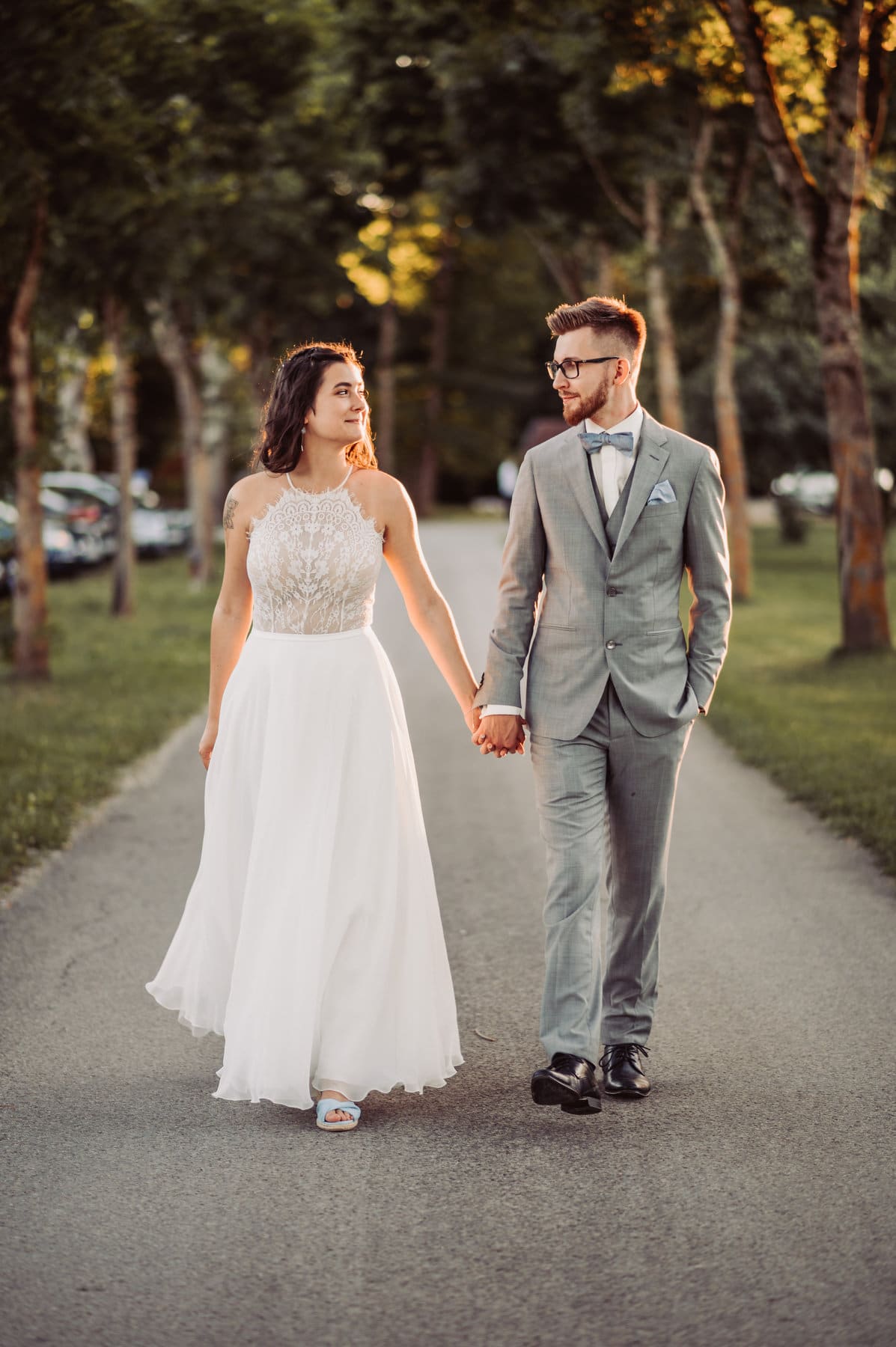 Brautpaar geht auf der Straße, welche zu Gut Mergenthau führt