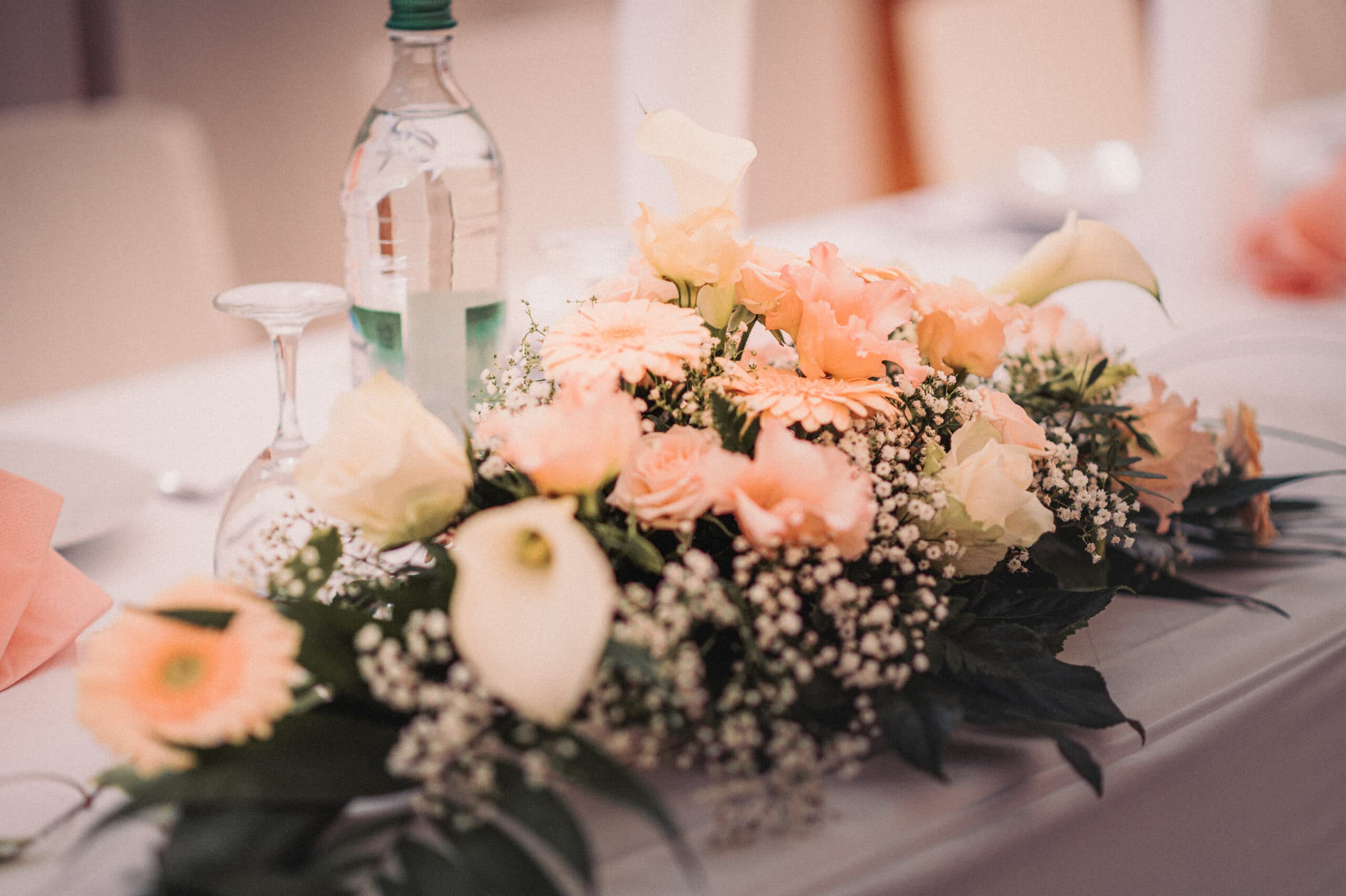 Der Blumenschmuck auf den Tischen von der Hochzeit.
