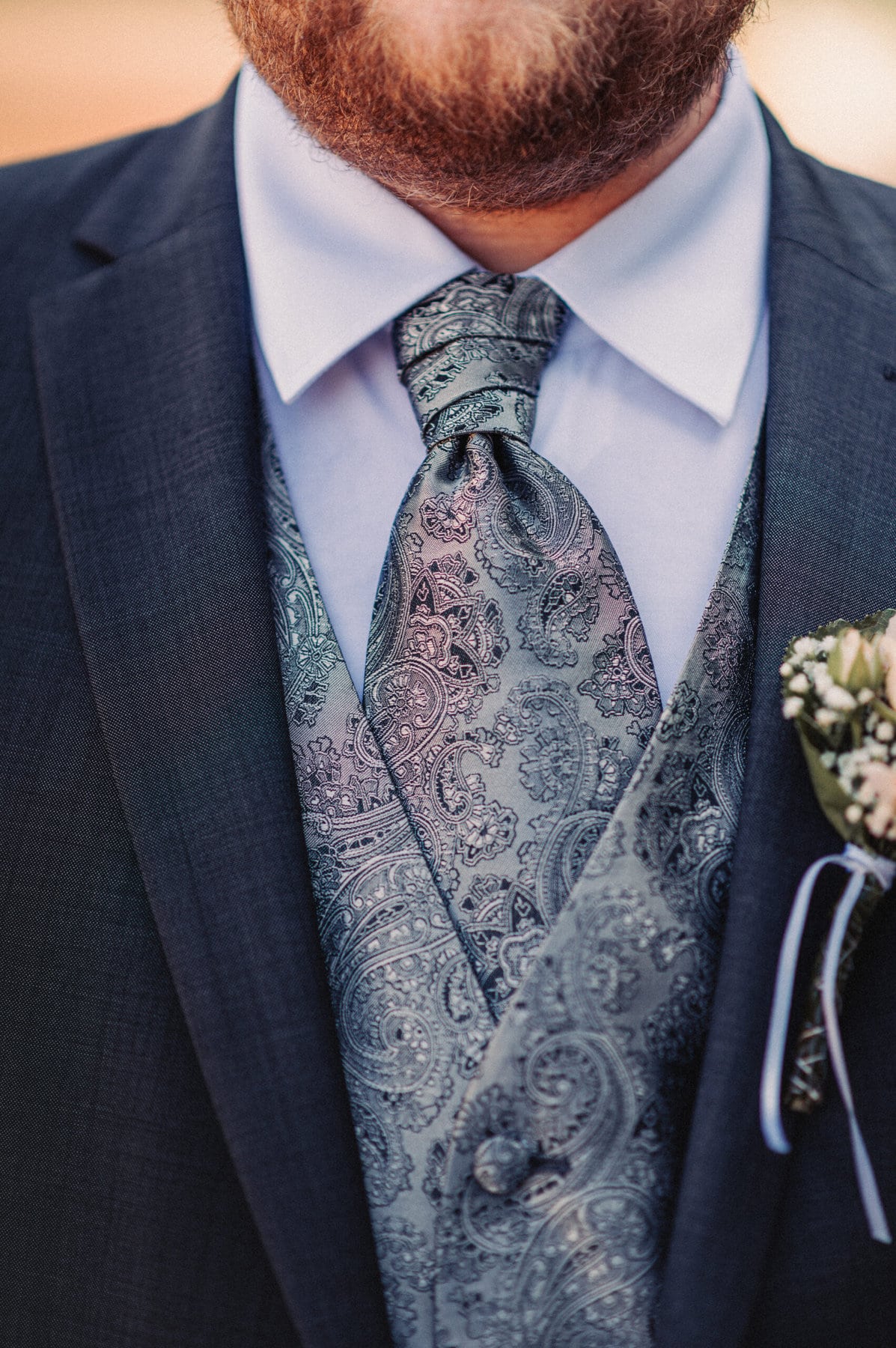 Eine Nahaufnahme der Krawatte und Weste des Bräutigams bei Hochzeit in Gablingen.