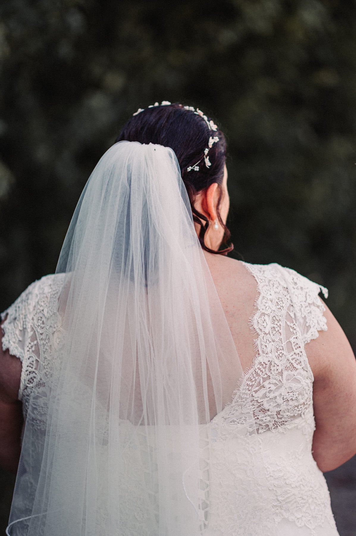 Das Brautkleid von hinten beim Hochzeitsshooting in Gablingen.