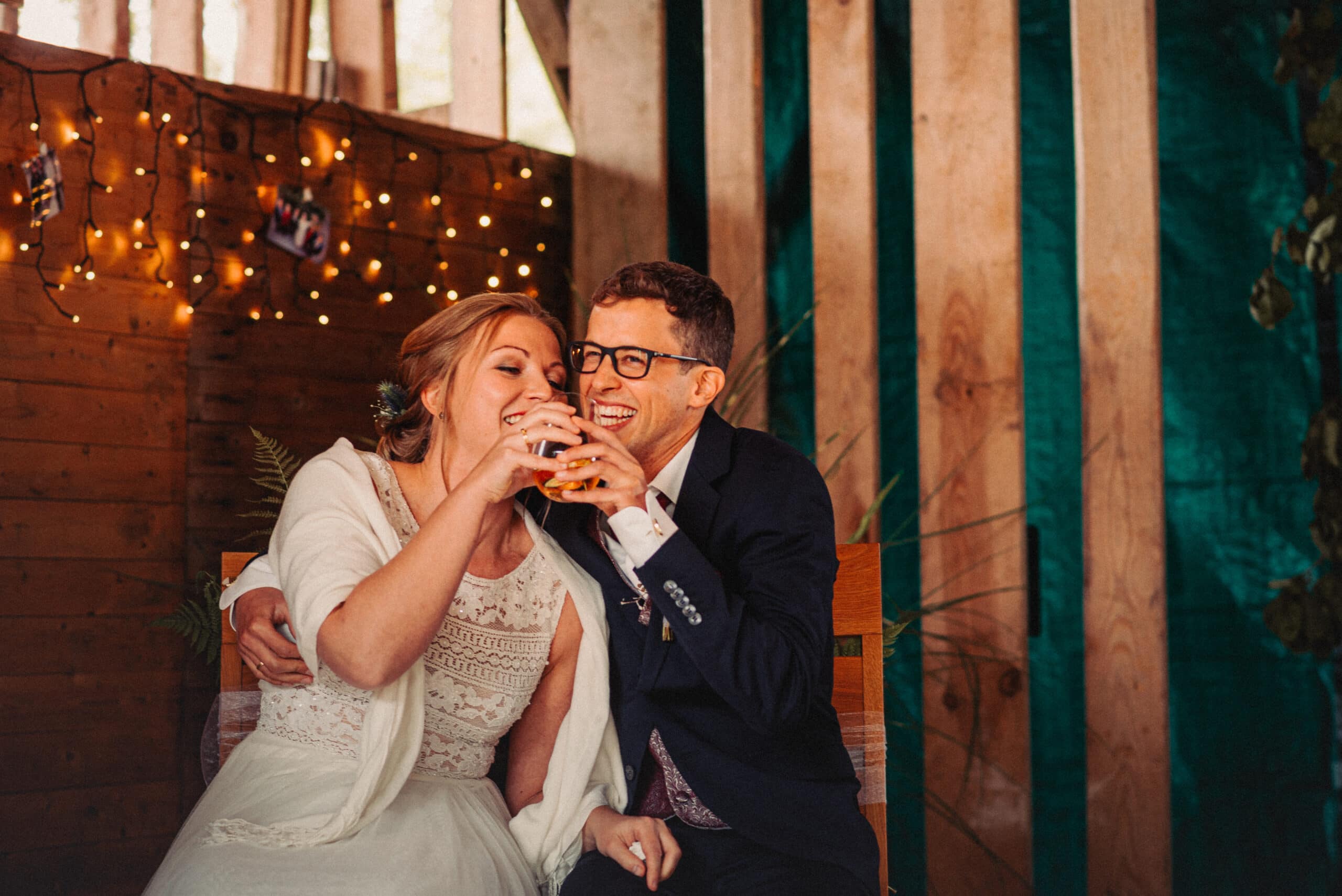Das Brautpaar trinkt das Honigmet nach isländischem Brauch auf der Hochzeit in Tierhaupten.