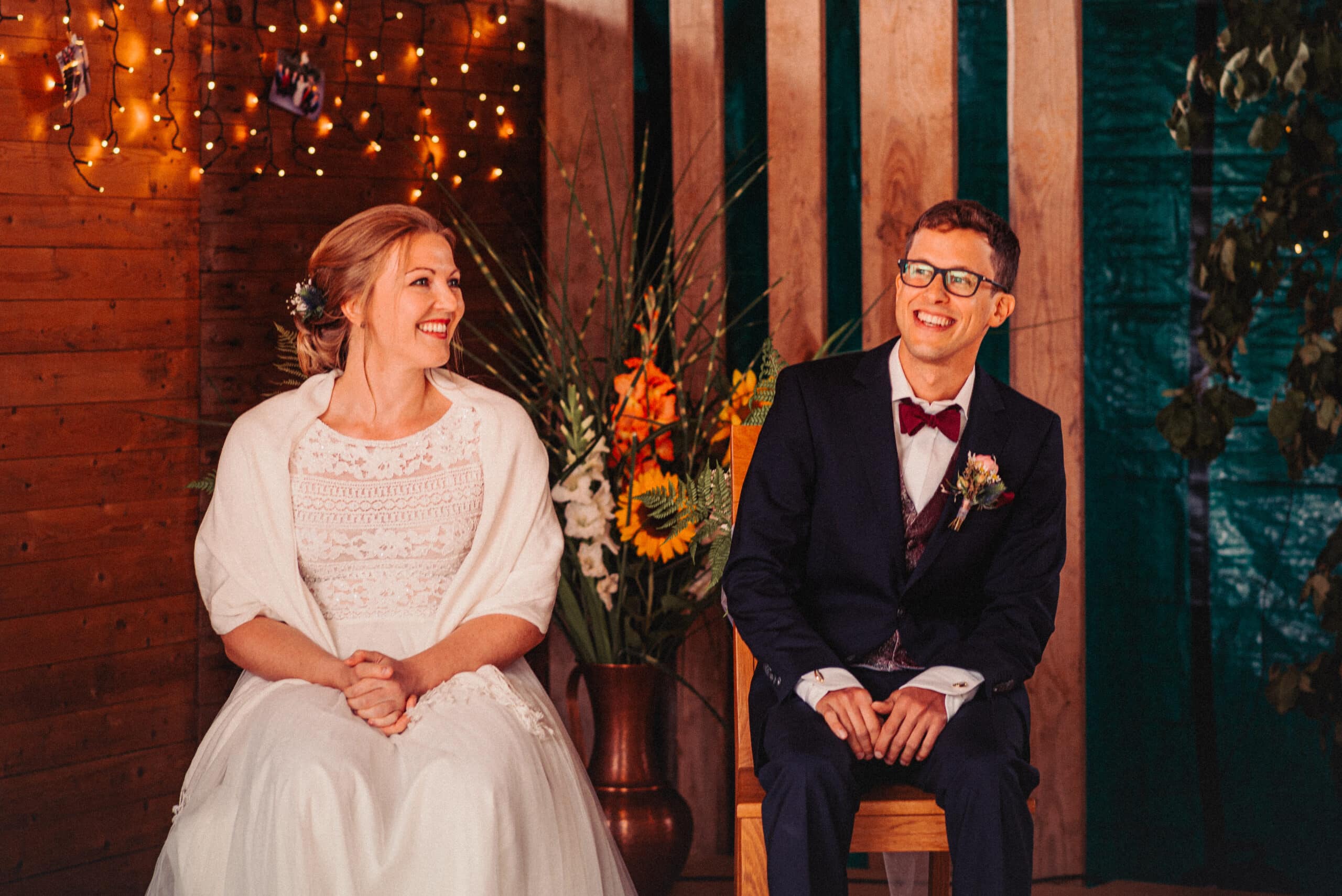 Das glückliche Brautpaar lacht bei der freien Trauung in Thierhaupten