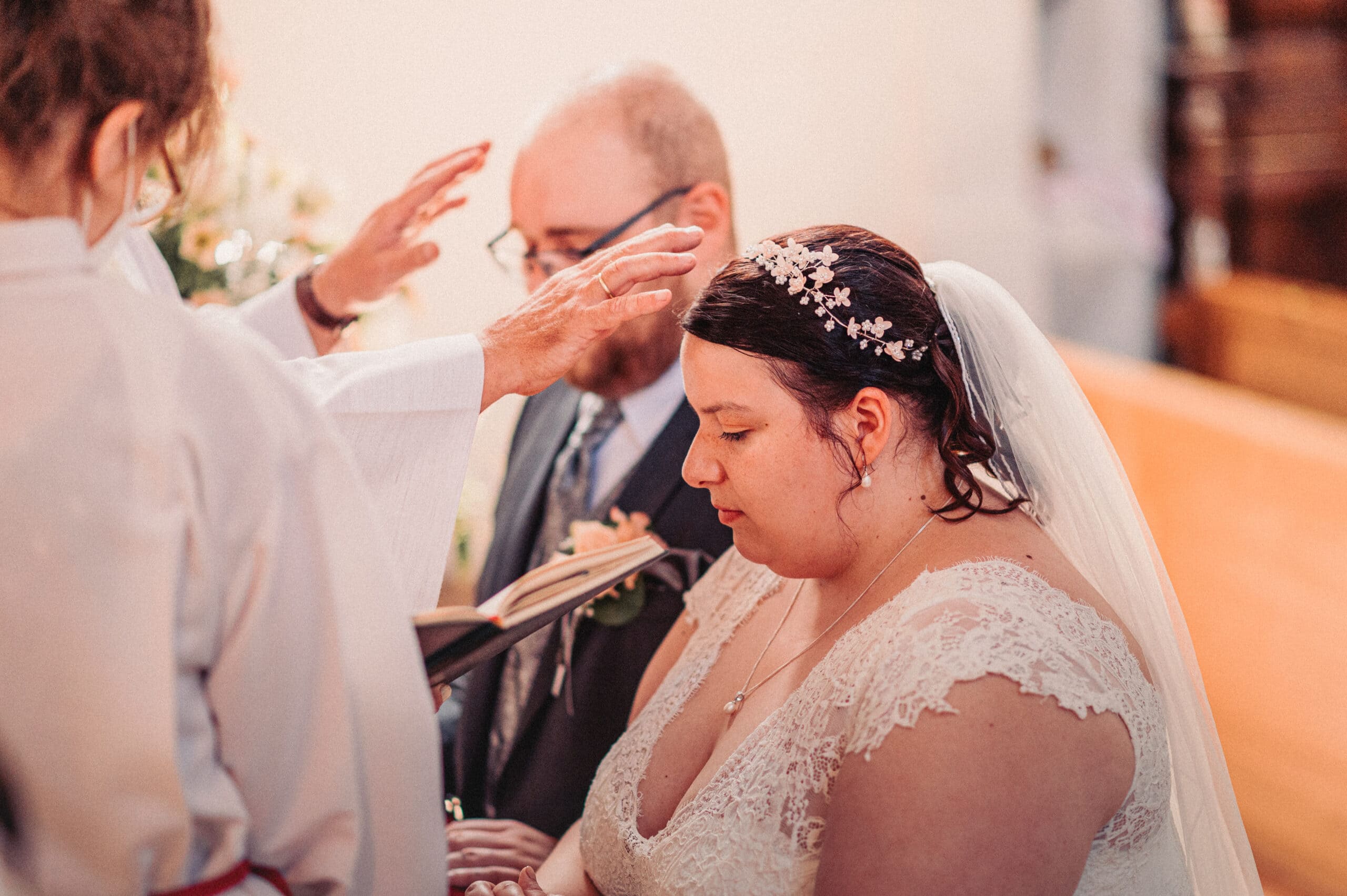 Das Brautpaar wird gesegnet, bei der kirchlichen Tauung in Gablingen.