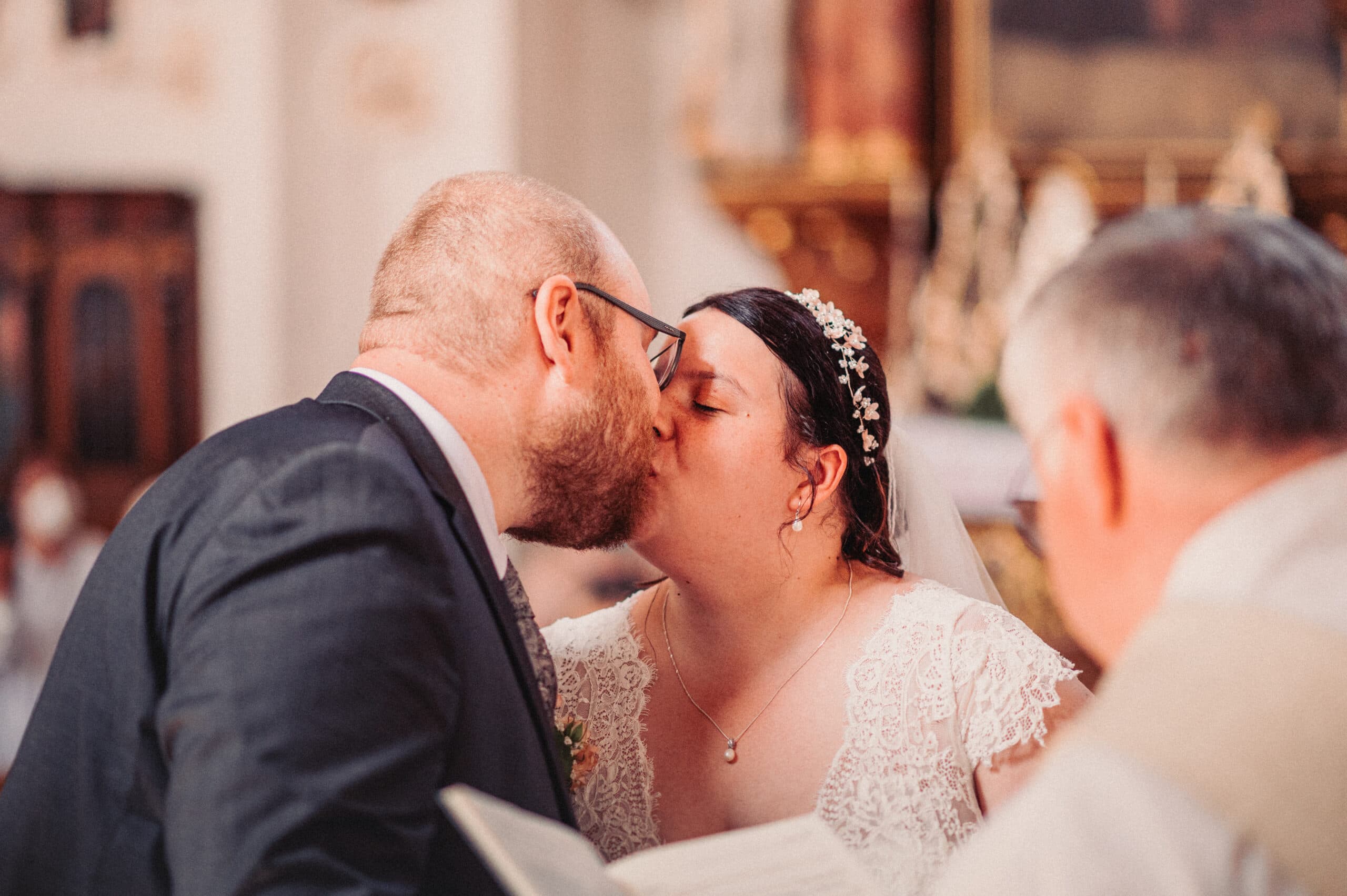 Das Brautpaar küsst sich bei der kirchlichen Trauung in Gablingen.