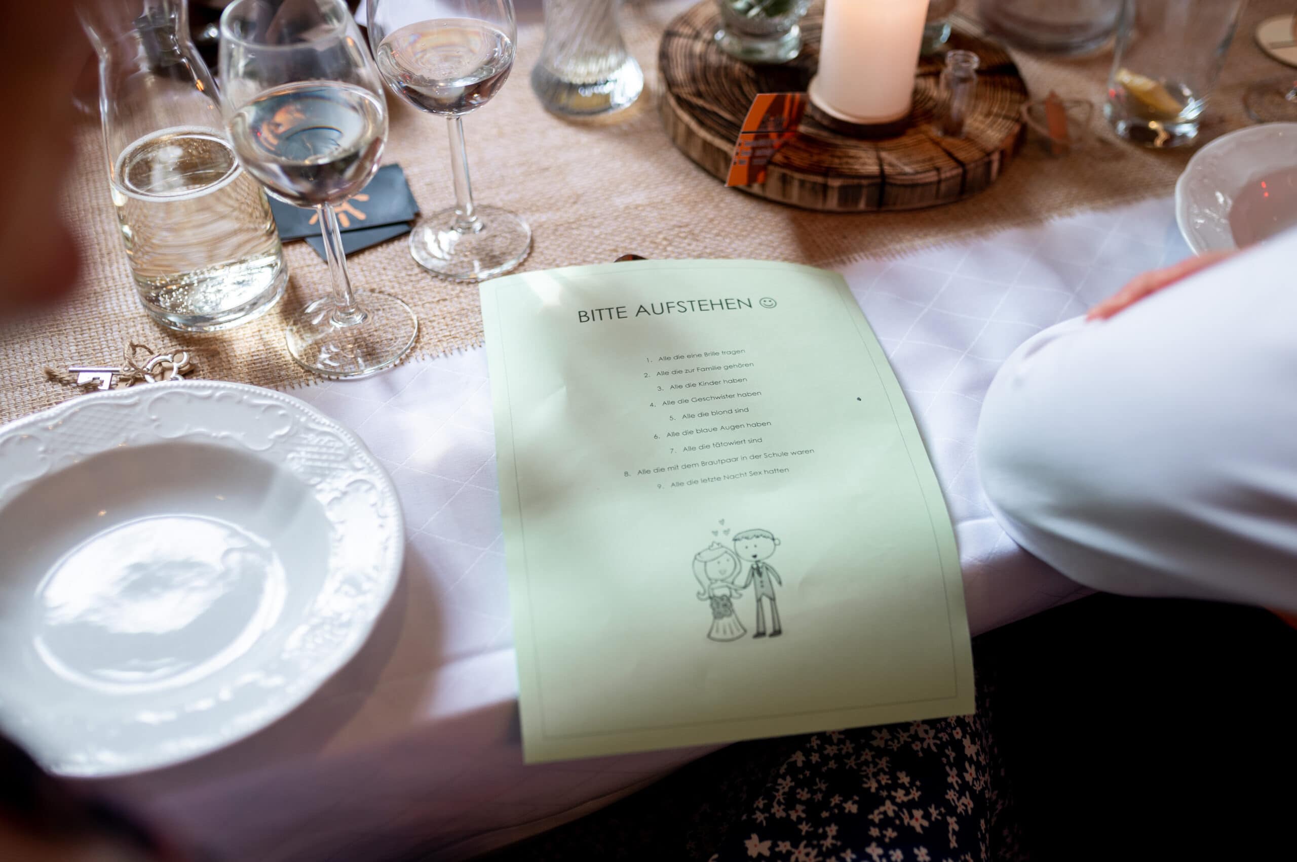 Eine Nahaufnahme bei der Hochzeit in Heimpersdorf im Gasthof vom Hochzeitsspiel: Stehe auf, wenn du...