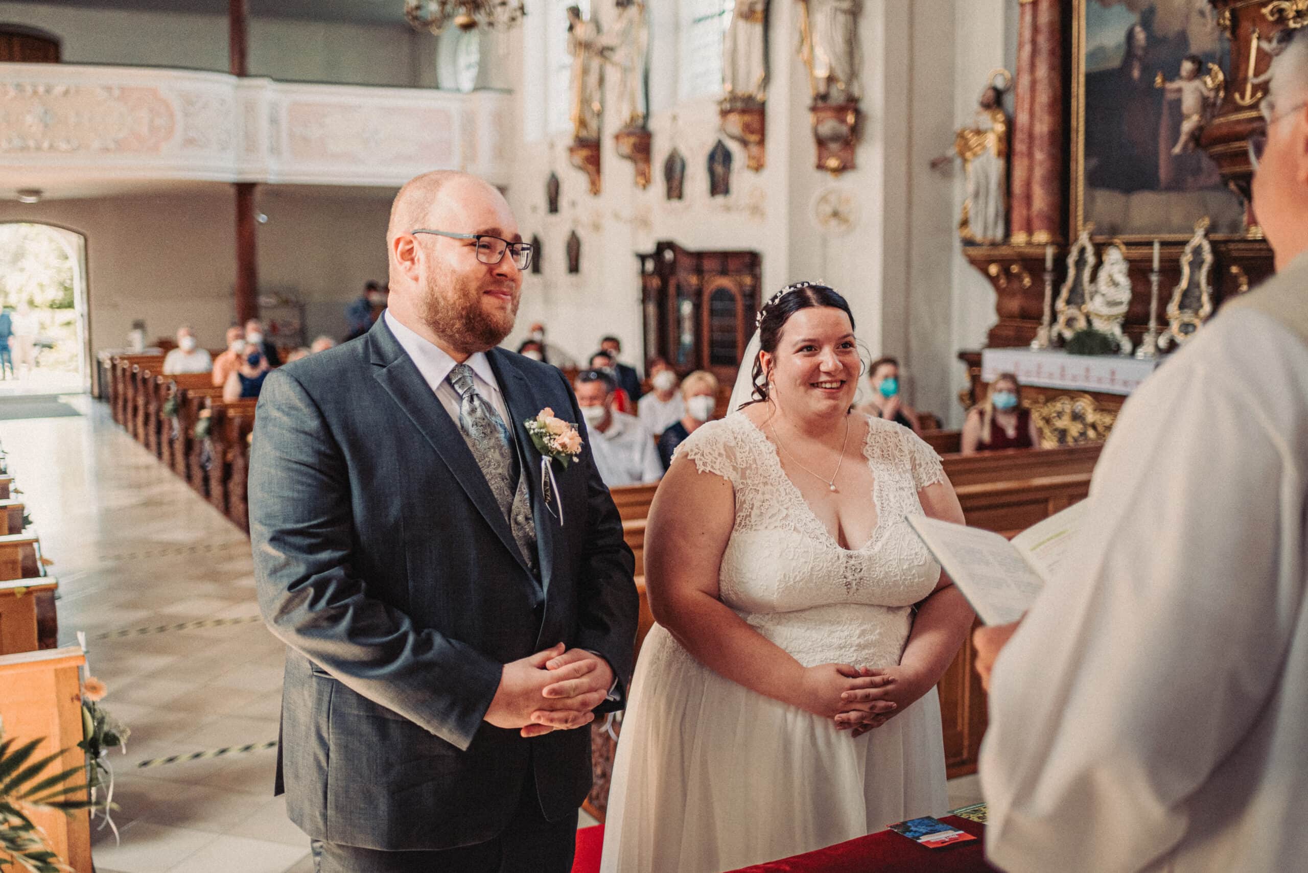 Das glückliche Brautpaar während der Trauung in der Kirche in Gablingen.