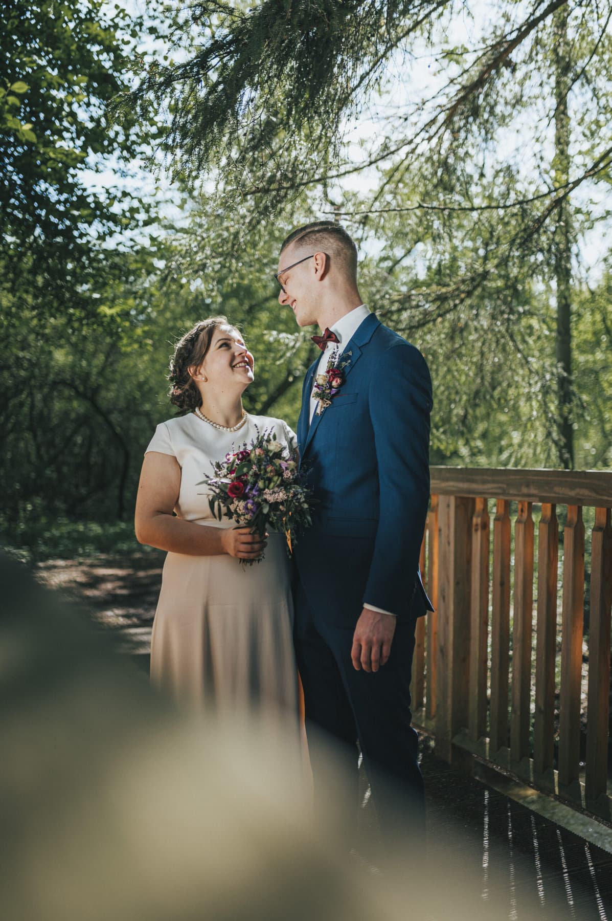 Das Brautpaar sieht sich an am Weitmannsee bei Kissing.