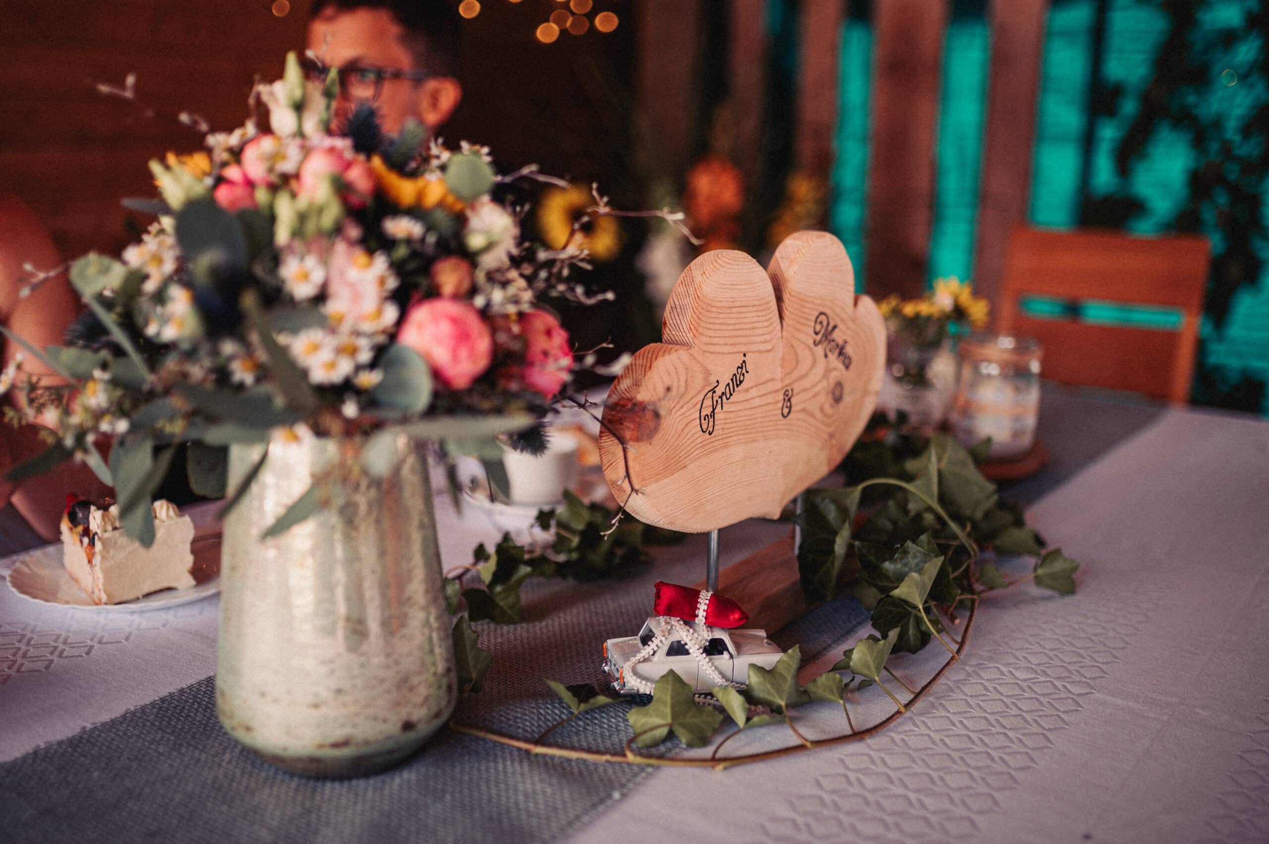 Eine Nahaufnahme der Tischdekoration bei der Hochzeit in Tierhaupten.