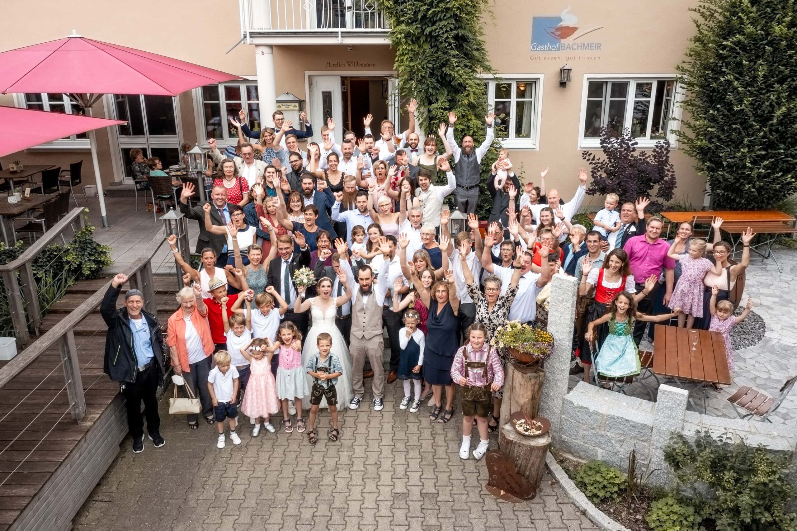 Eine Drohnenaufnahme von den Gästen. Das Gruppenfoto von der Hochzeitsgesellschaft in Heimpersdorf.