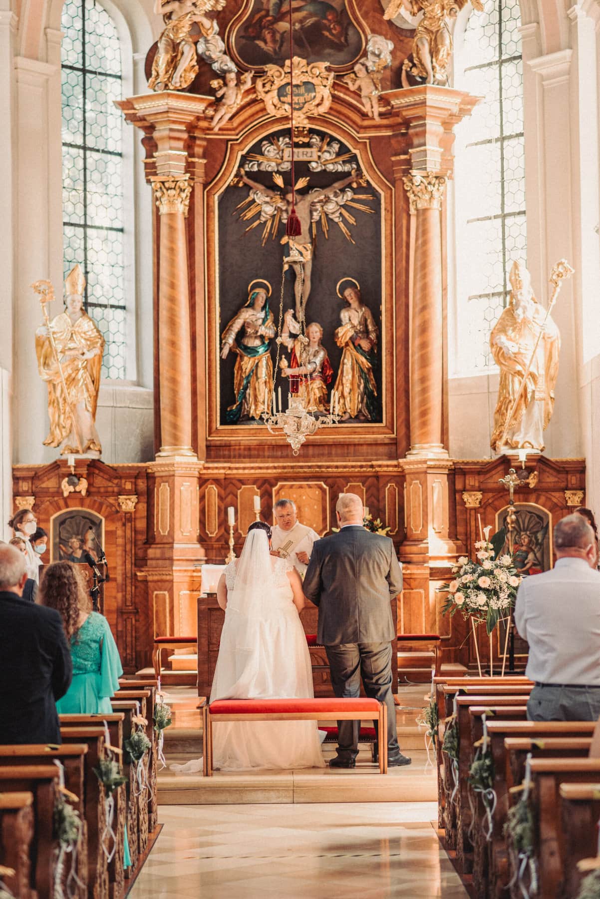 Das Brautpaar steht am Altar bei der kirchlichen Trauung in Gablingen.