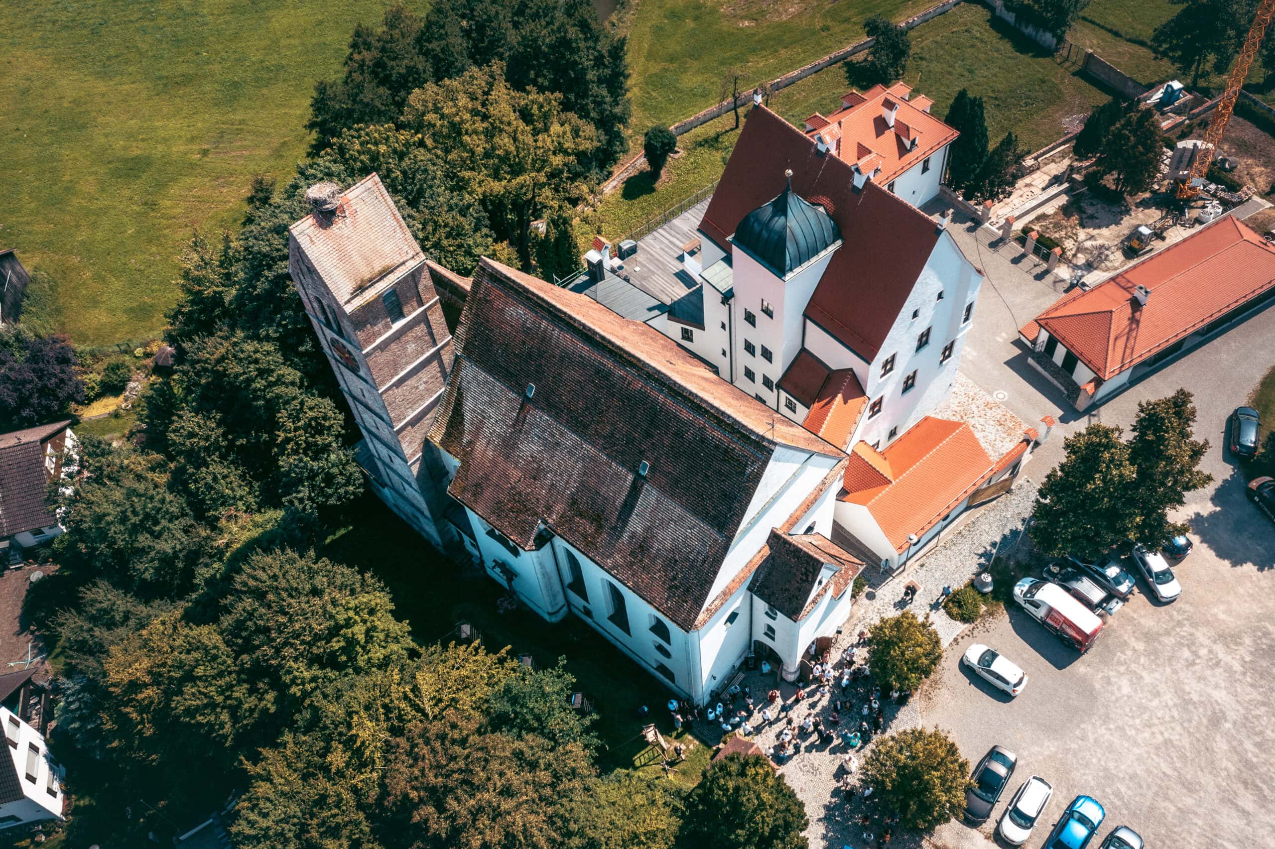 Ein Luftbild von der Kirche St. Martin in Gablingen bei Gersthofen.
