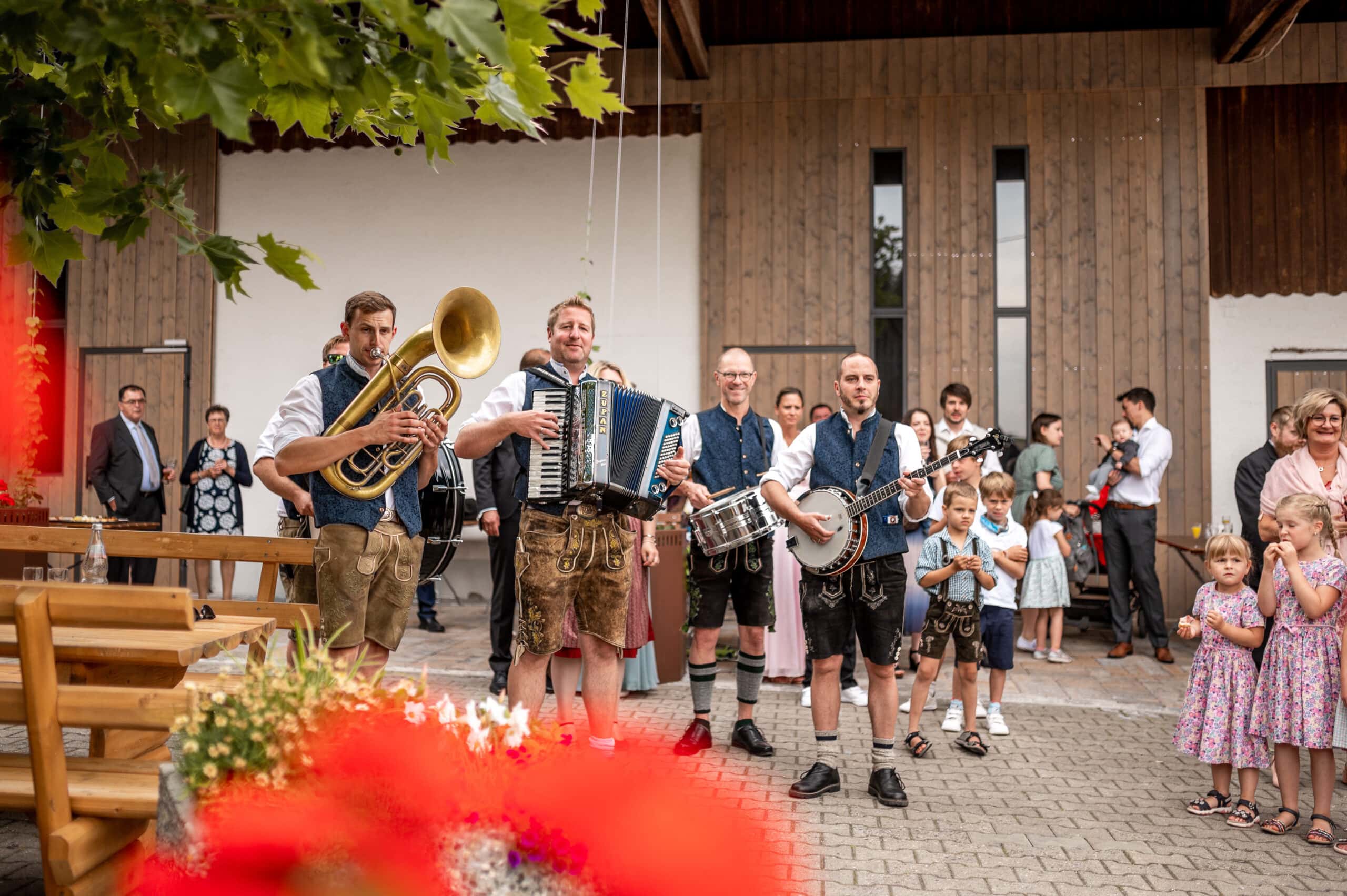 Die Musikanten spielen vor der Gaststätte der Hochzeit in Heimpersdorf.