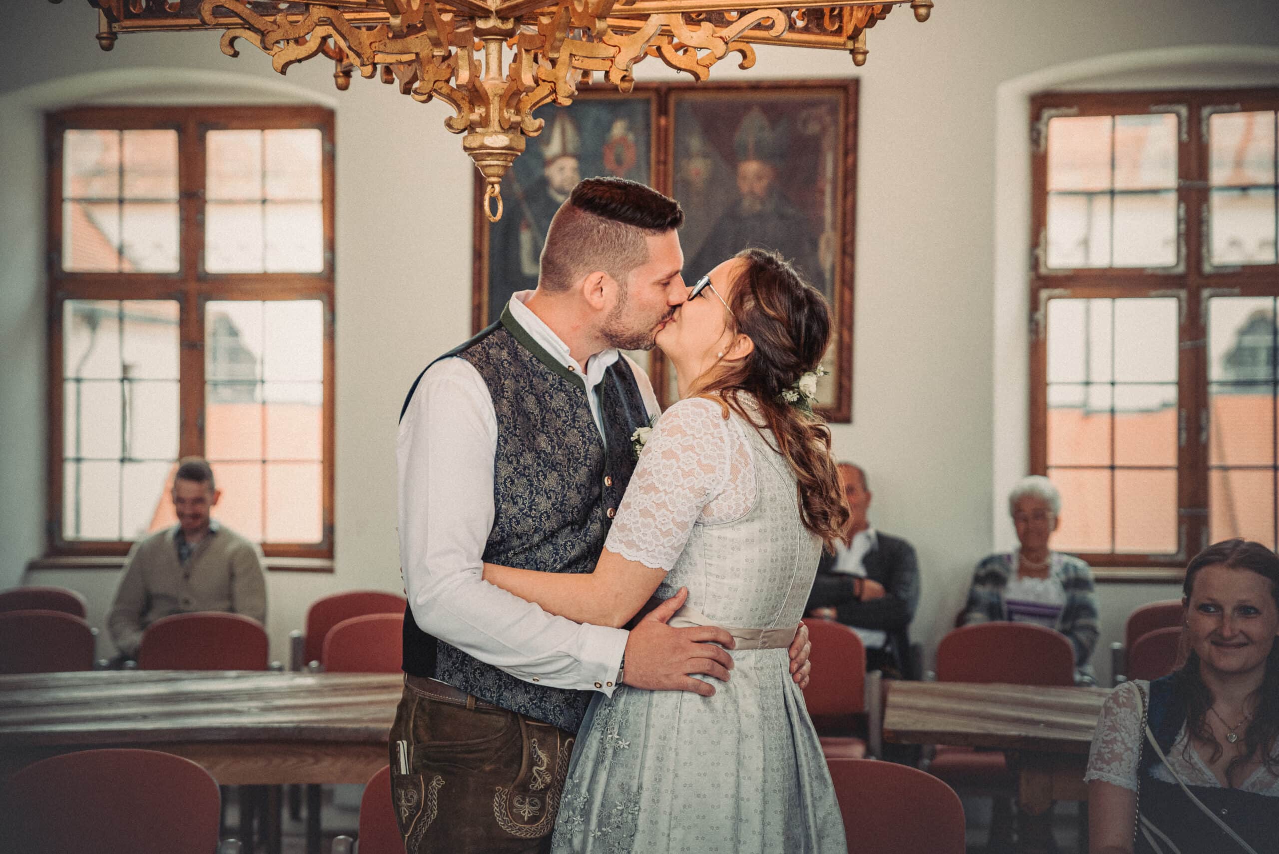 Das Brautpaar küsst sich bei der standesamtlichen Trauung im Kloster Tierhaupten im Herzog Tassilo Saal.