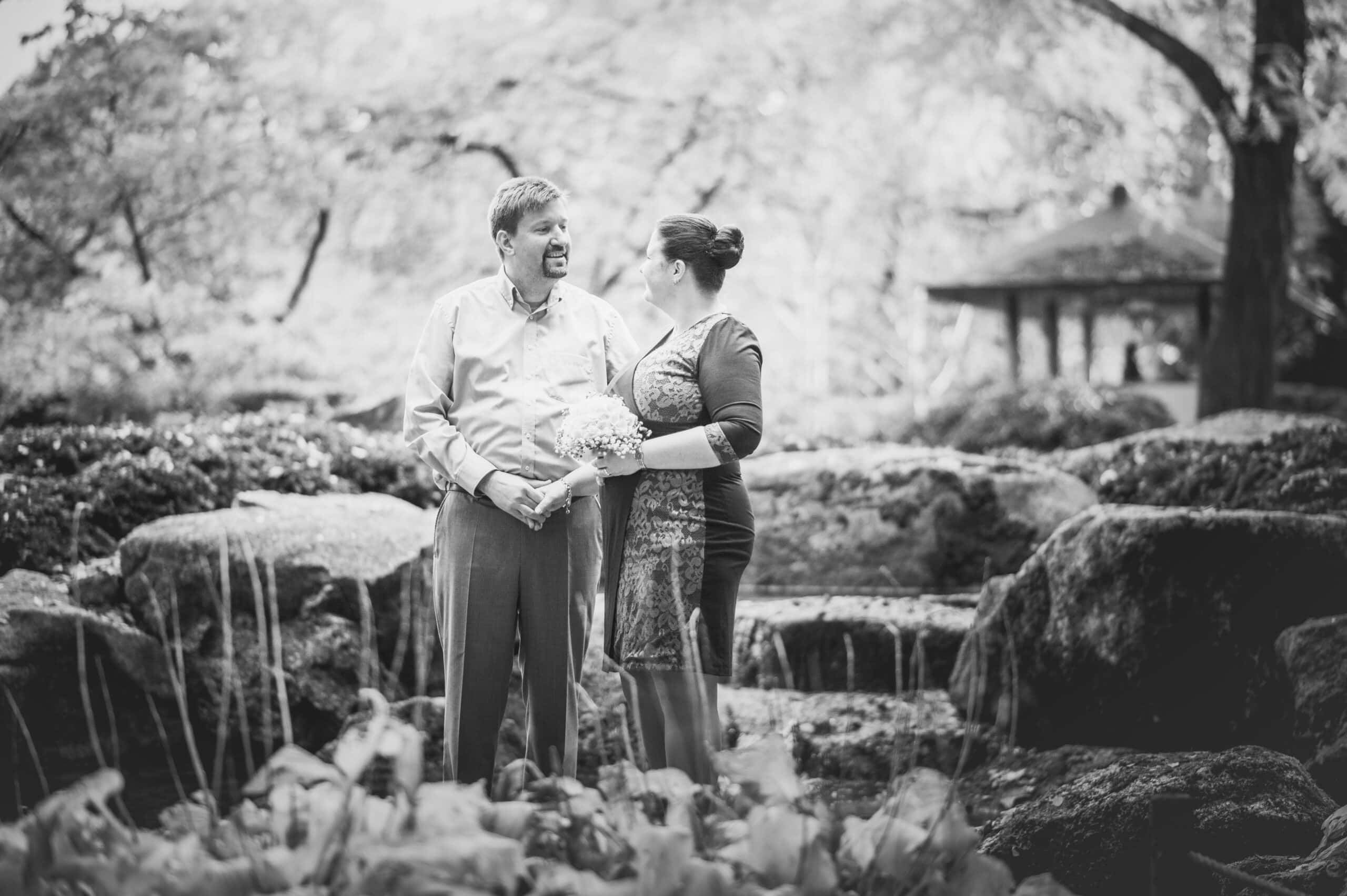 Ein Bild in schwarz-weiß vom Brautpaar im Fotoshooting für die standesamtliche Hochzeit im japanischen und botanischen Garten in Augsburg.