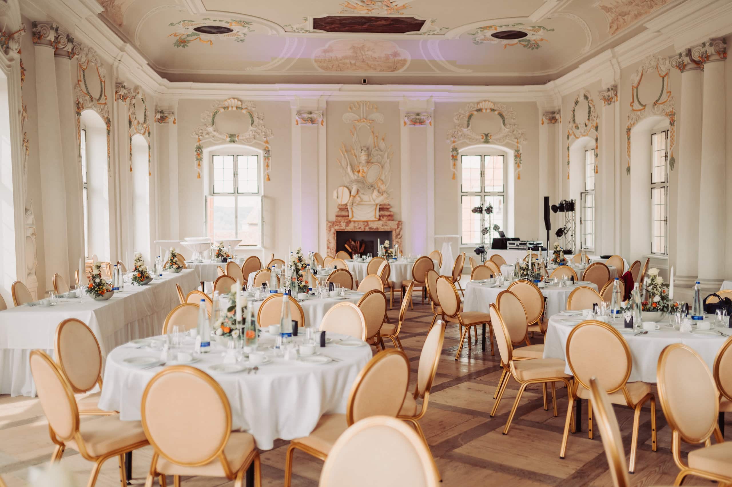 Feierlich gedeckter Fürstensaal in der Burg Harburg für die Hochzeit