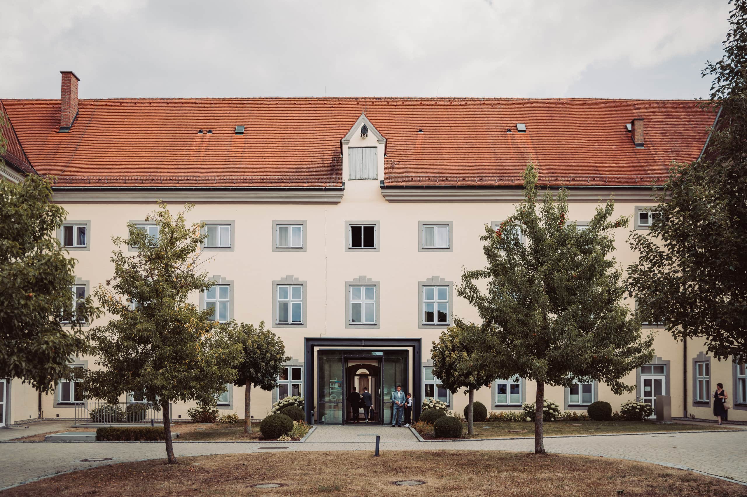 Das Standesamt und Hotel vom Kloster Holzen bei Allmannshofen