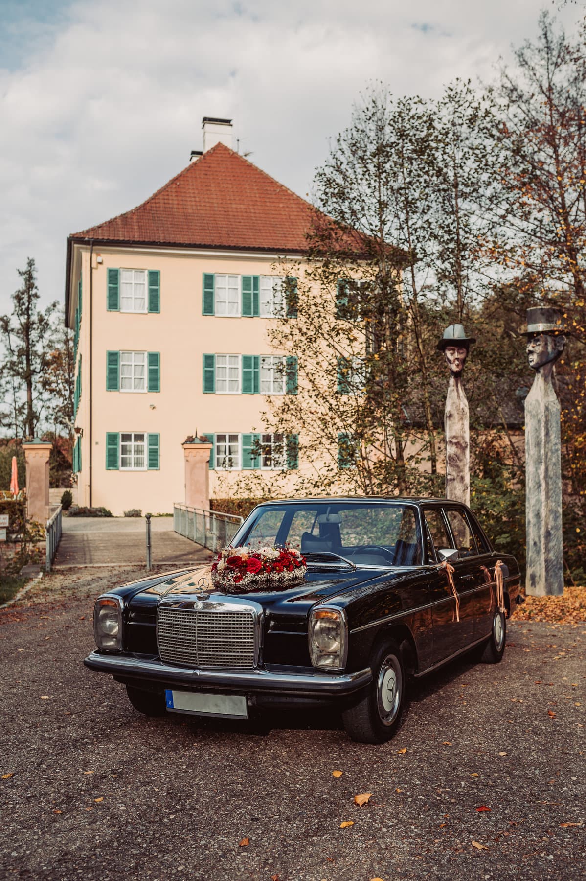 Hochzeitsauto steht vor Schloss Blumenthal bei Aichach