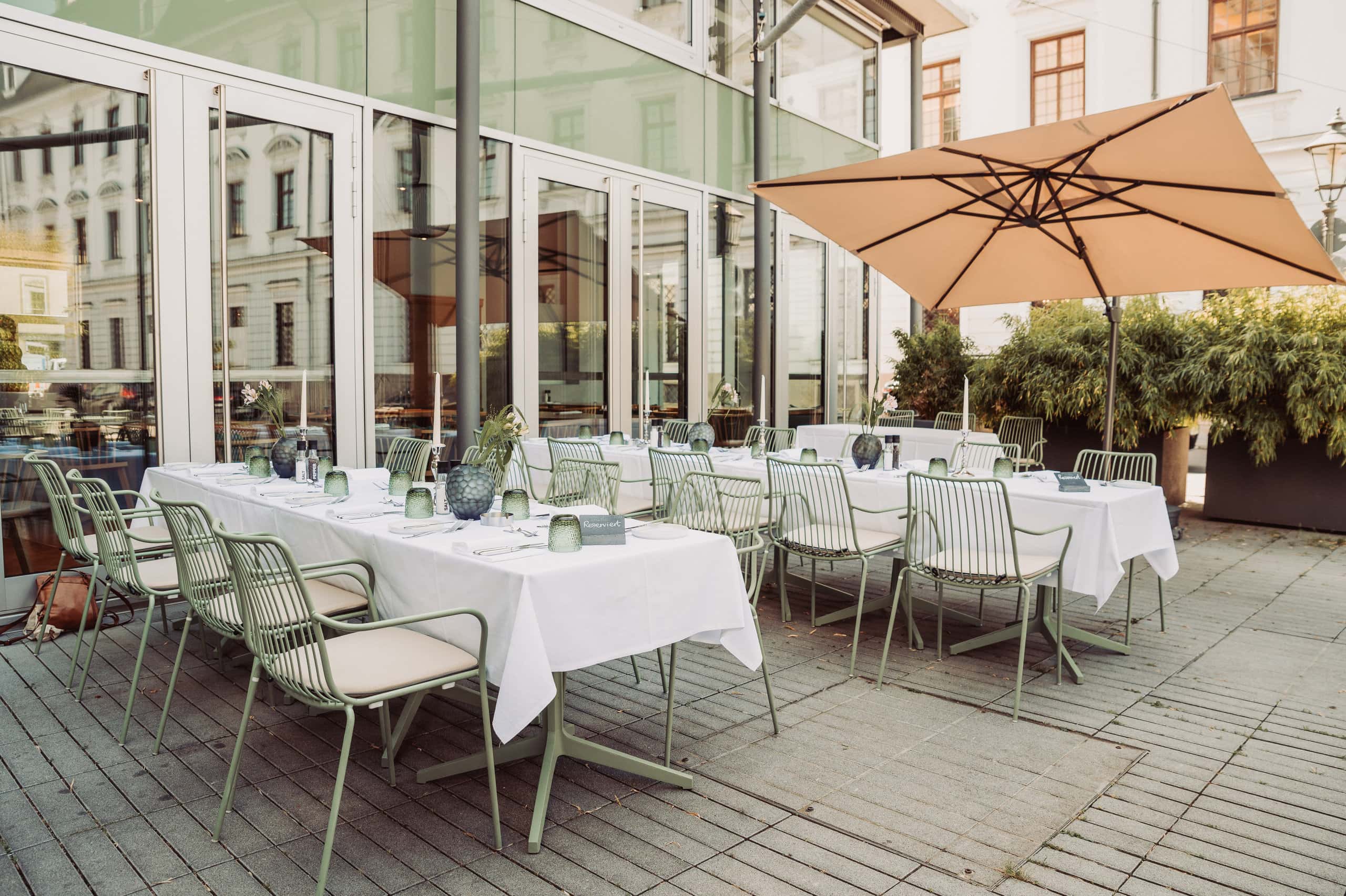 Terrasse des Hotel Maximilians für Hochzeiten im Freien in der Augsburger Innenstadt
