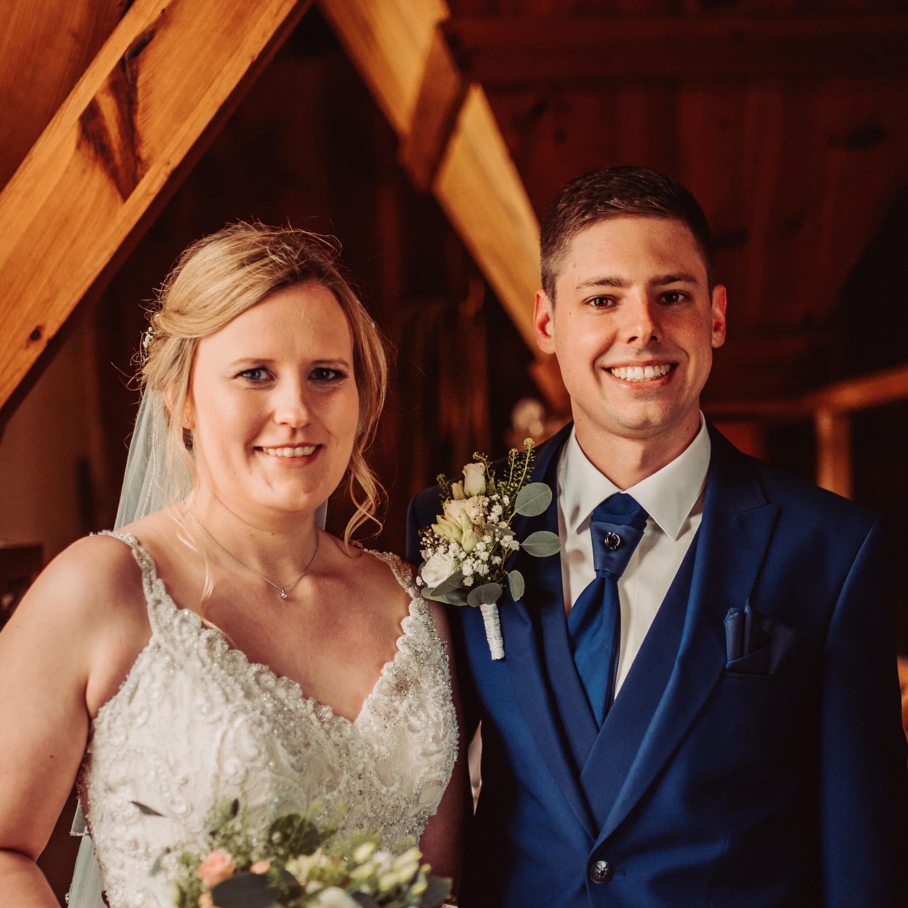 Brautpaar berichtet sehr glücklich von ihren Erfahrungen mit dem Hochzeitsfotograf