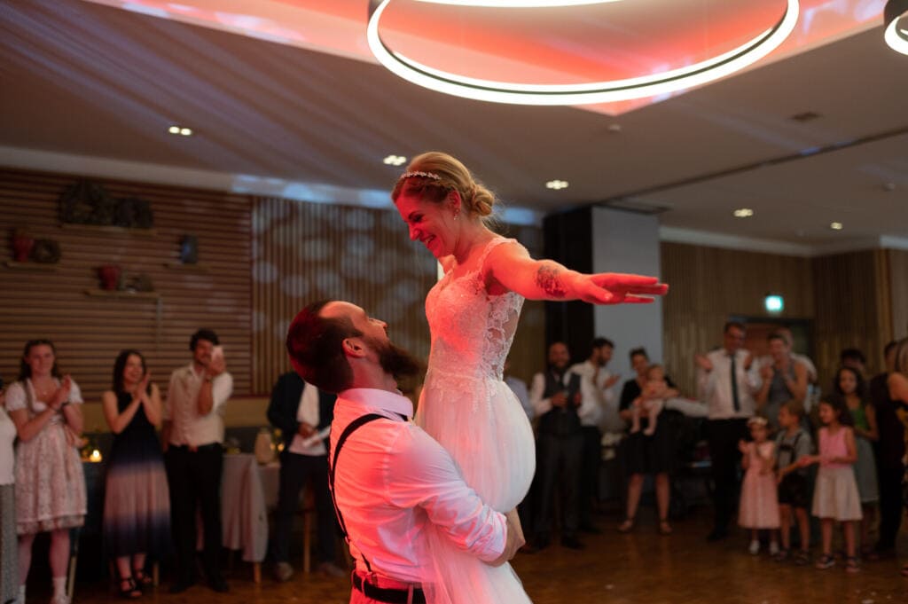 Die Rohdatei vom Hochzeitsfotografen. Das Bild ist nicht bearbeitet. Bei dem Hochzeitstanz hebt der Bräutigam die Braut hoch.