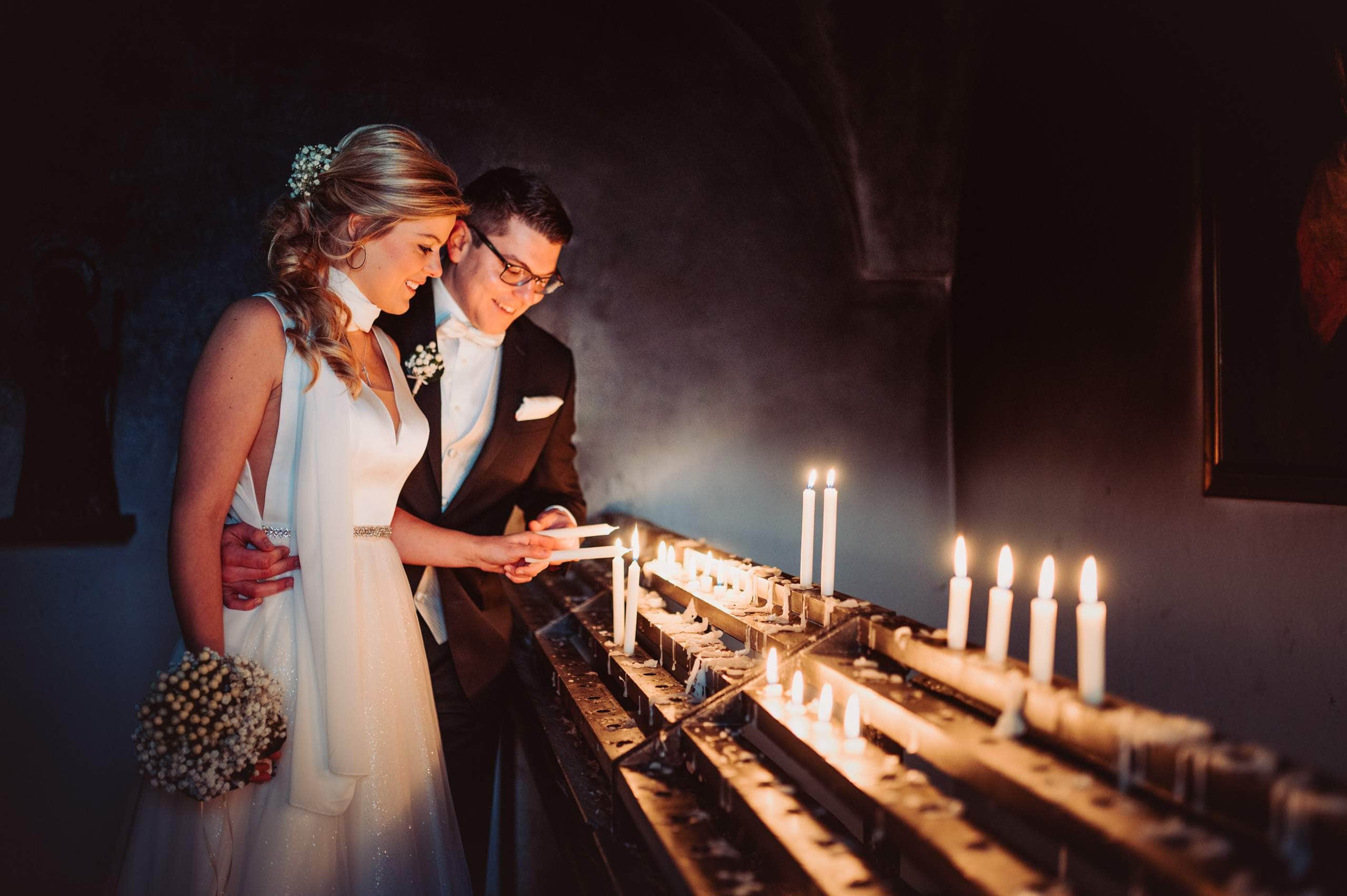 Das Brautpaarshooting in der Kirche bei Kerzenschein