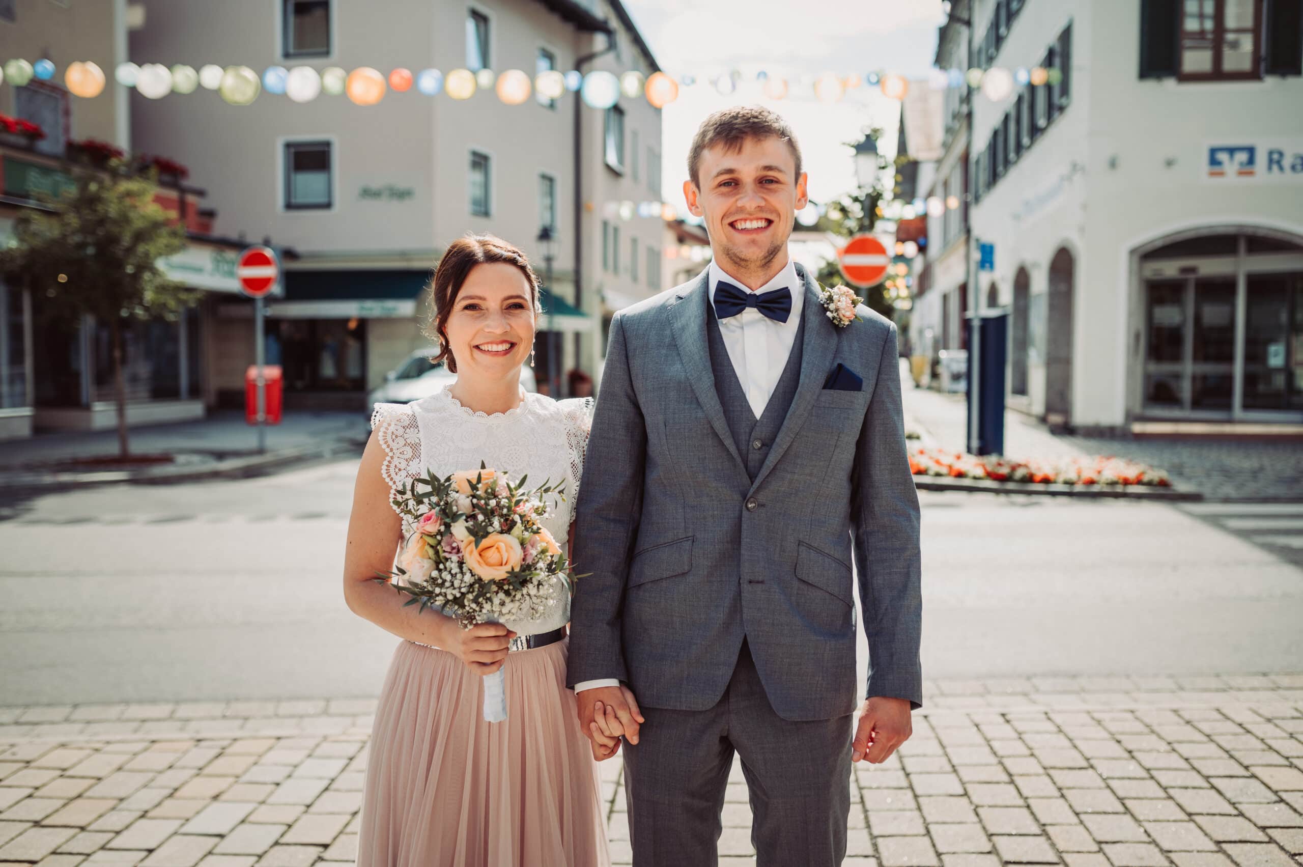 Das Standesamt in Oberbayern am Schliersee. Das Brautpaar steht in der Innenstadt nach der standesamtlichen Trauung.