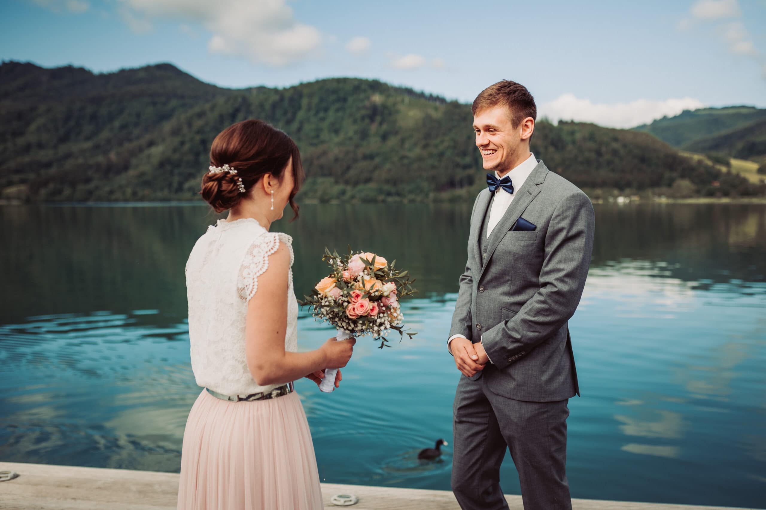 Der First Look des Brautpaares in Oberbayern am Schliersee. Der Bräutigam sieht seine Braut zum ersten Mal am Tag der Hochzeit.