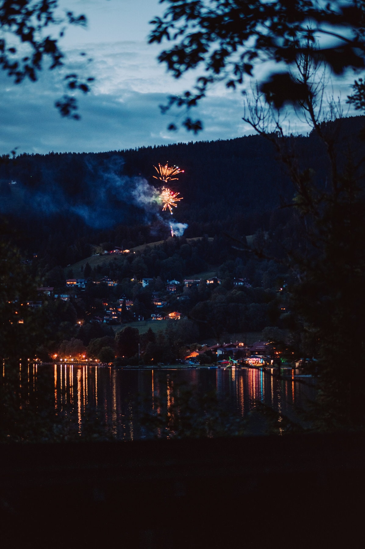 Das Feuerwerk in Oberbayern am Schliersee.