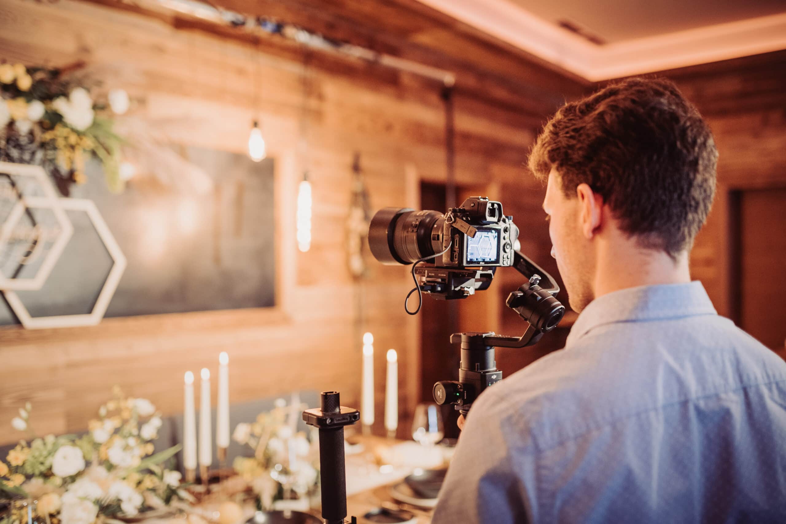 Filmemacher mit Kamera nimmt Hochzeitsvideo auf