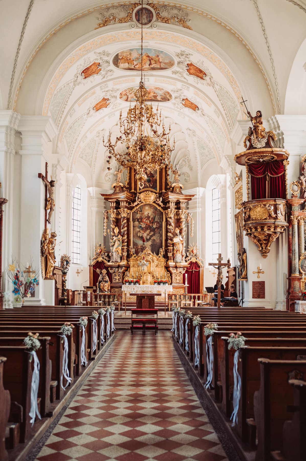 Die kirchliche Trauung in Oberbayern am Schliersee in der Kirche St. Sixtus. Eine Aufnahme der hergerichteten Kirche für die Hochzeit.