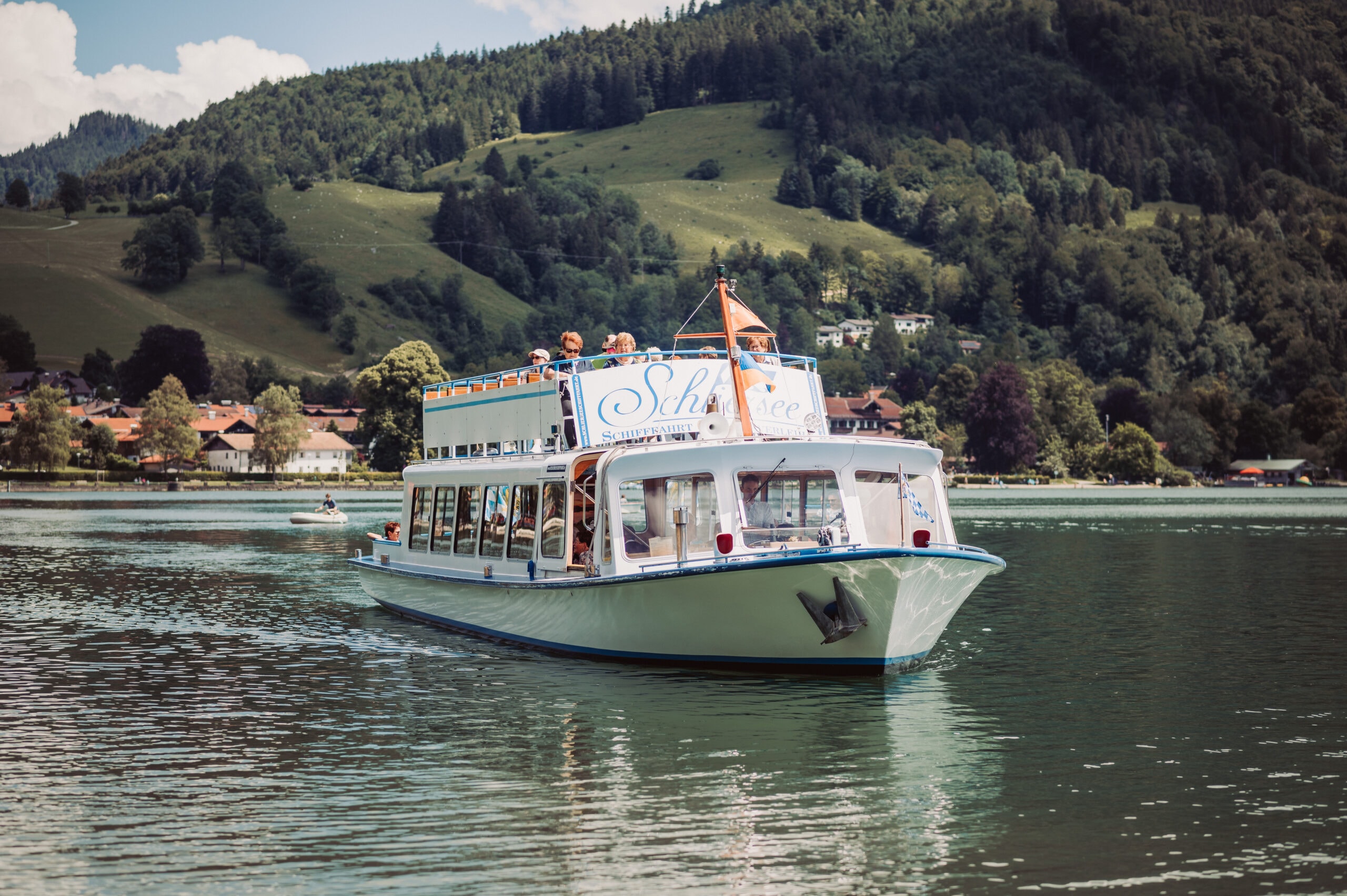 Die Schifffahrt in Oberbayern am Schliersee. Das Boot fährt die Hochzeitsgesellschaft zur Insel Wörth am Schliersee.