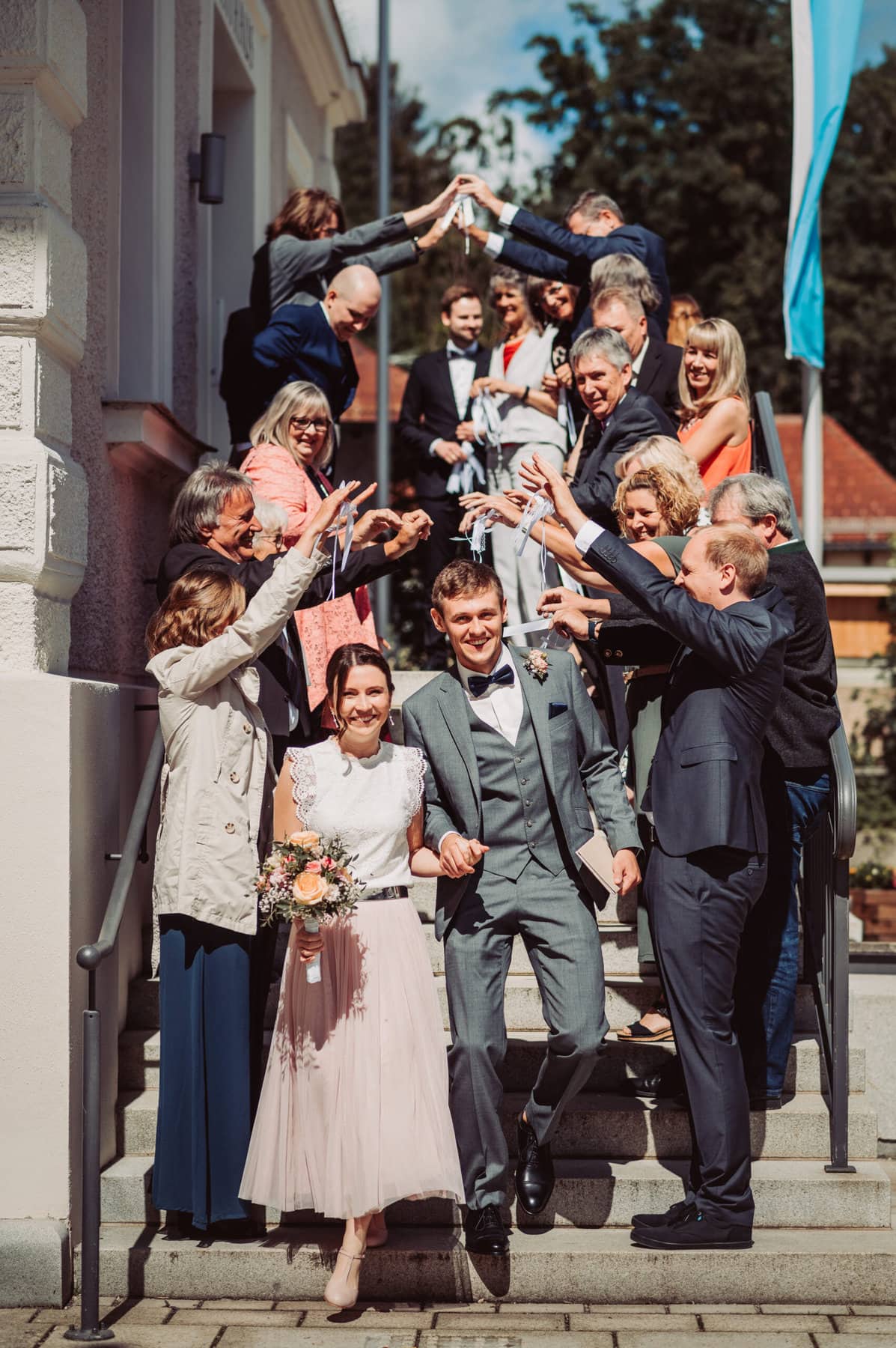 Das Standesamt in Oberbayern am Schliersee. Die Gäste empfangen das Brautpaar im Spalier.