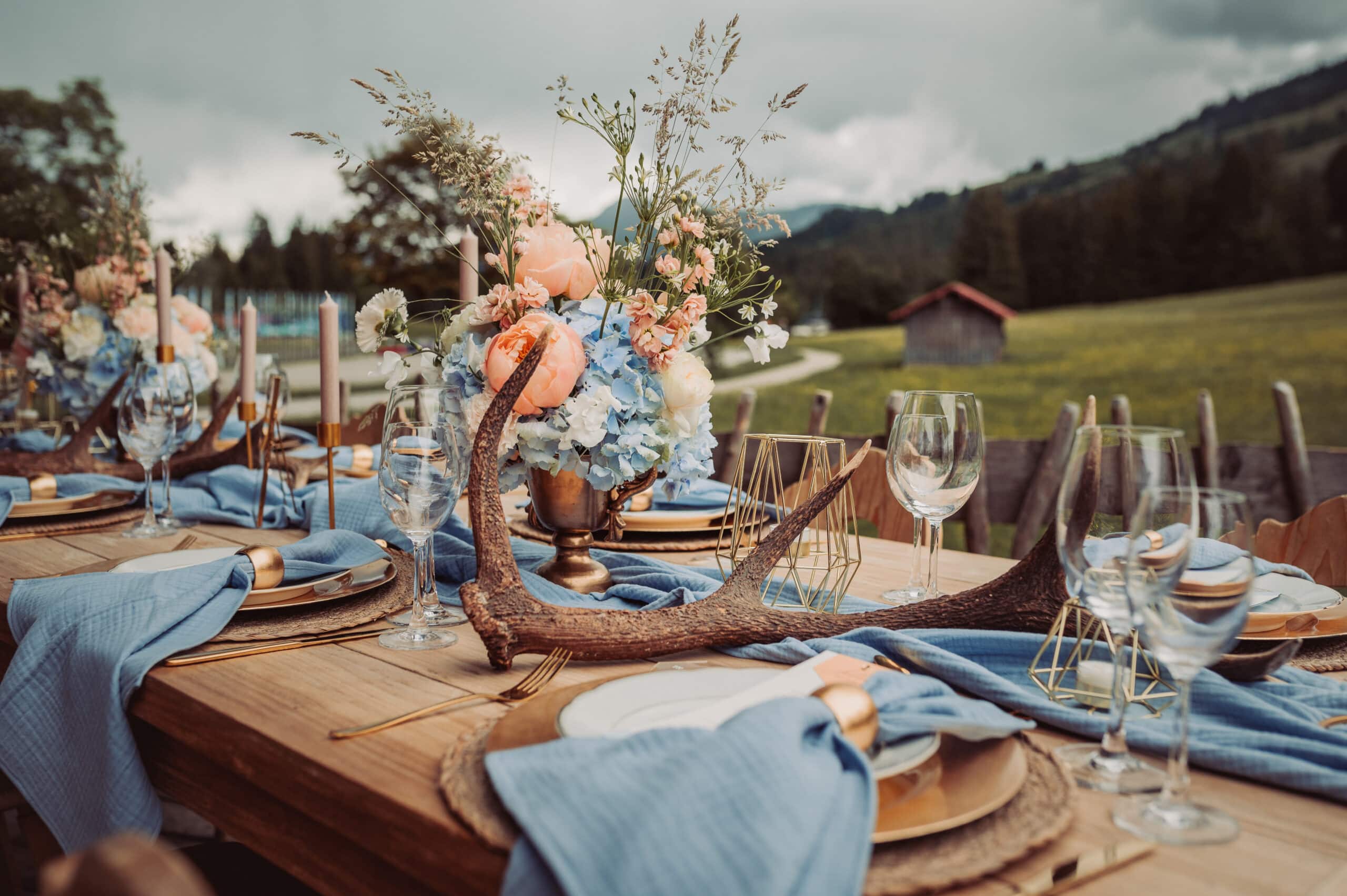 Das Tischgedeck der Hochzeit auf der Meckatzer Sportalp. Der gedeckter Tisch im Freien mit einem Hirschhorn.