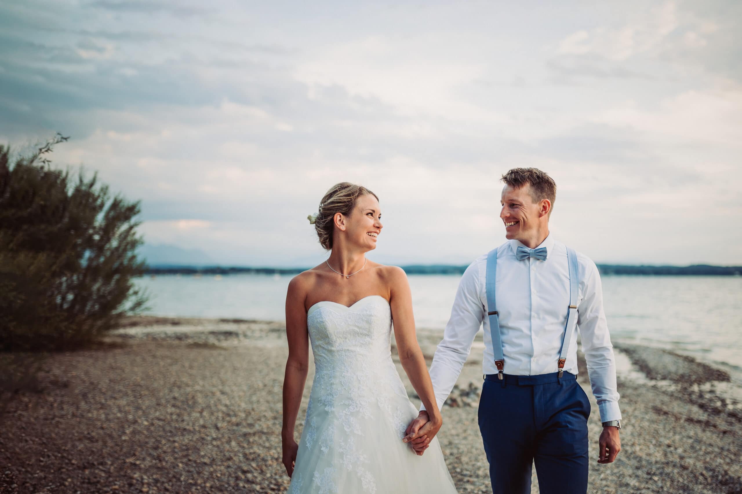 Brautpaar am Stanberger See beim Hochzeitsshooting mit dem Hochzeitsfotograf aus Augsburg