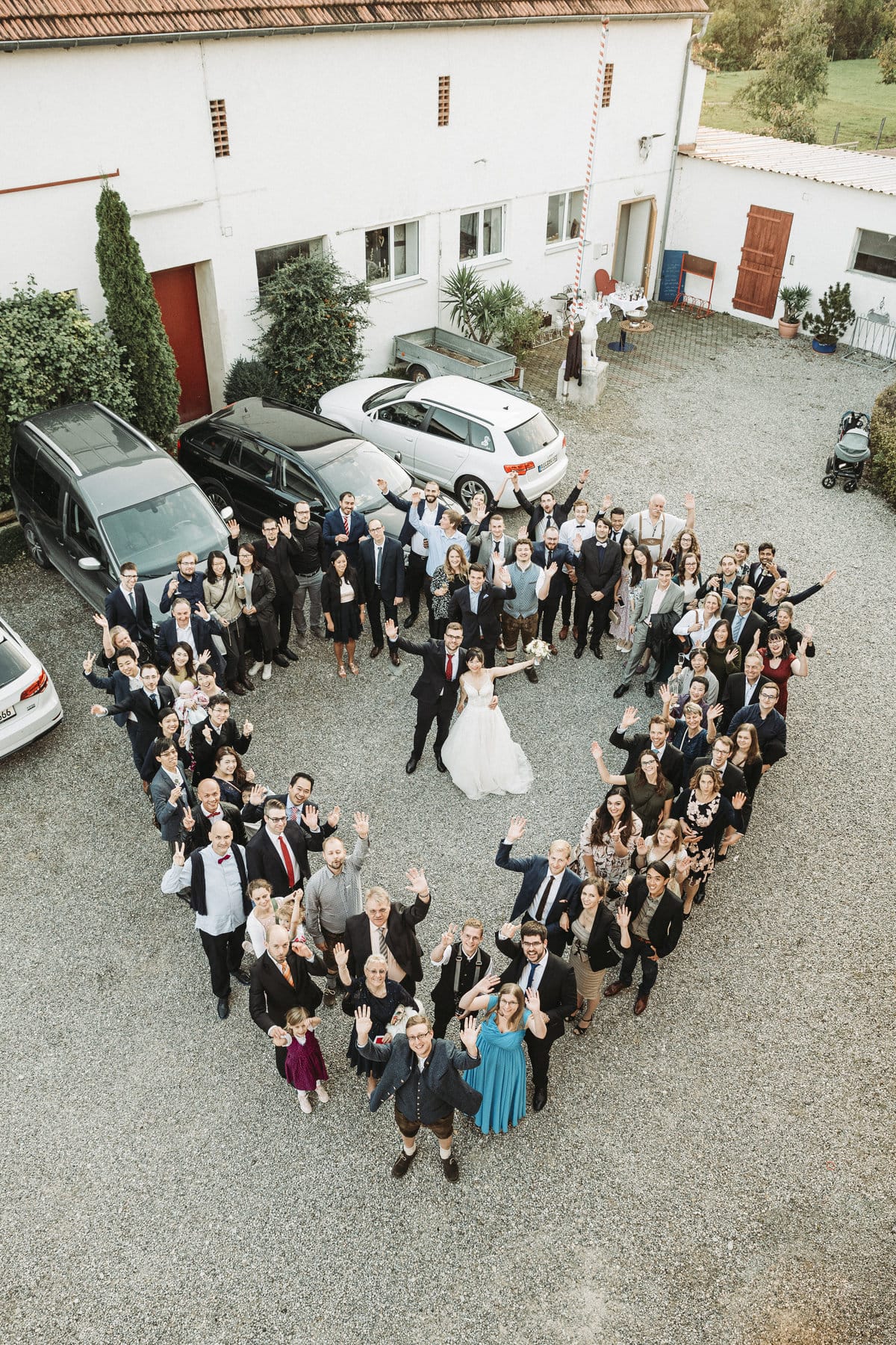Drohnenaufnahme der Hochzeitsgesellschaft auf dem Parkplatz des Gasthof Moosbräu in Aindling bei Augsburg