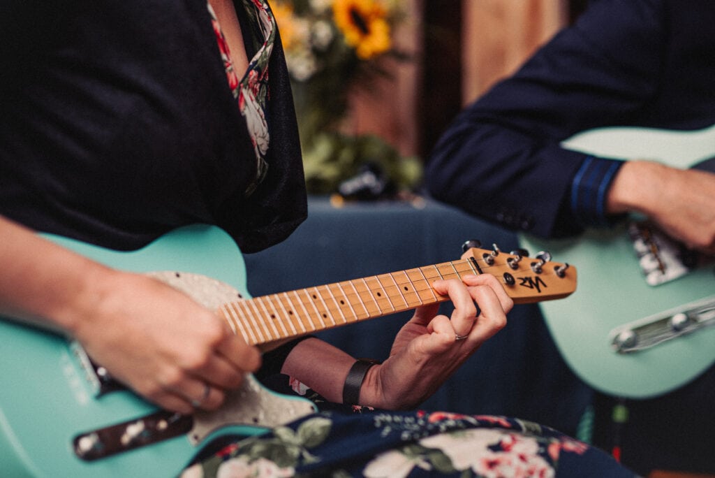 Eine Ukulele und eine Gitarre während der Trauung