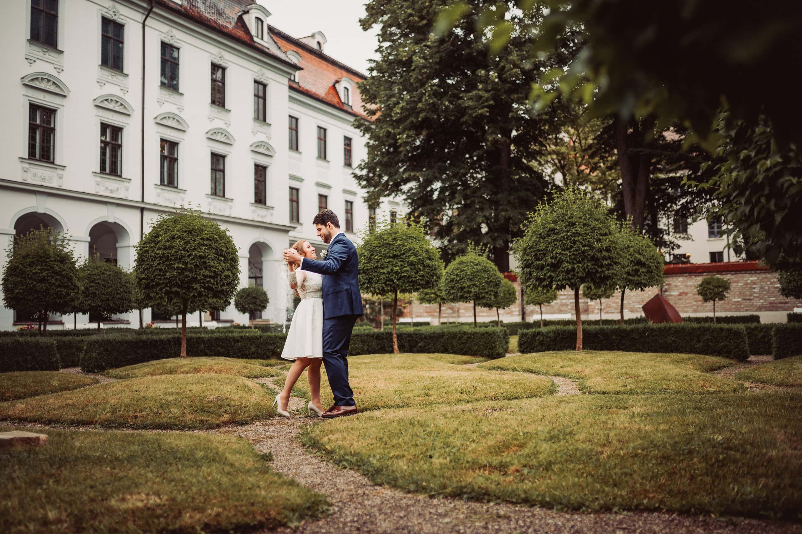 Brautpaar im Garten des Schaetzerpalais