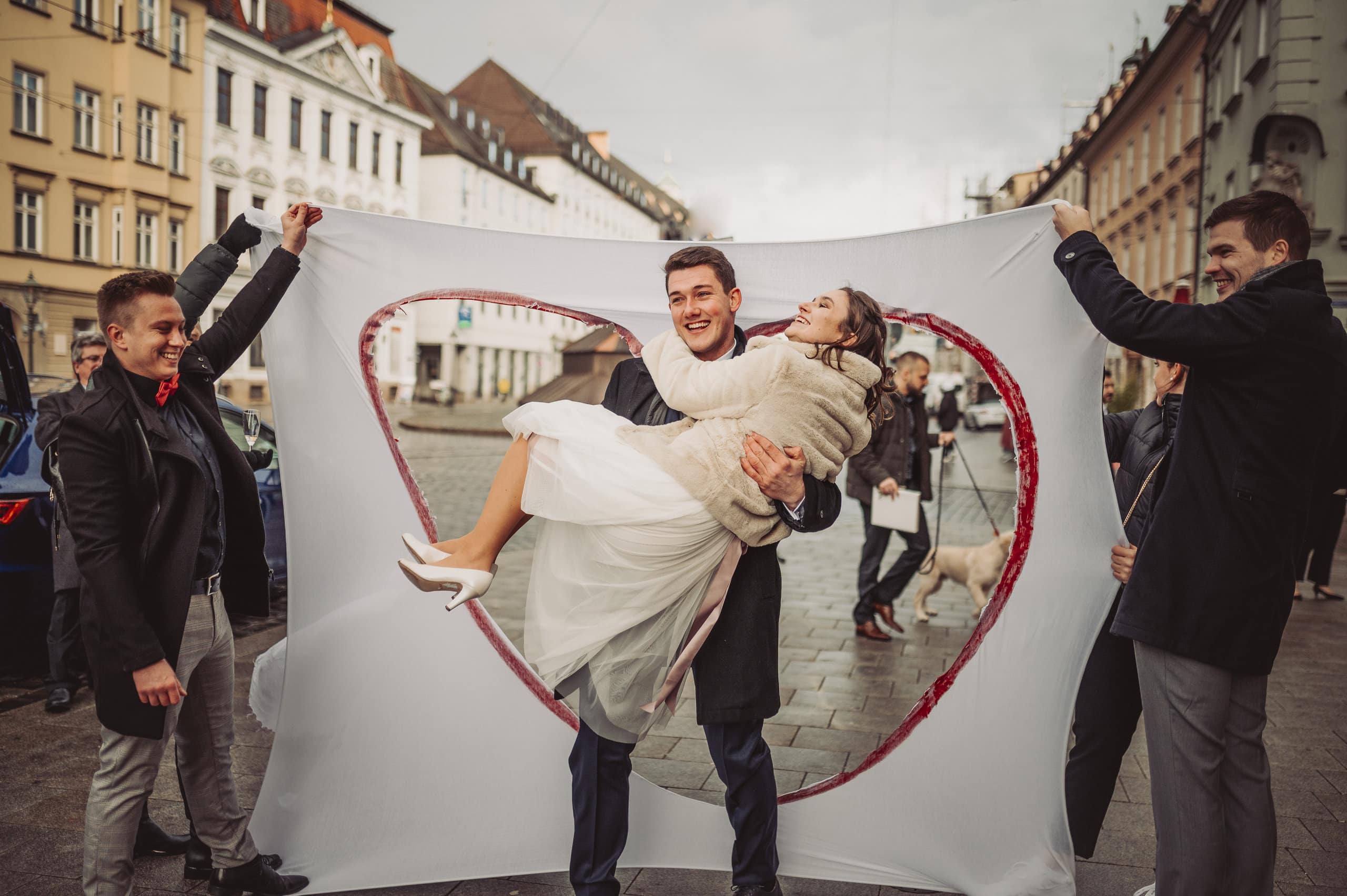 Brautpaar lässt sich vor dem Standesamt Augsburg feiern